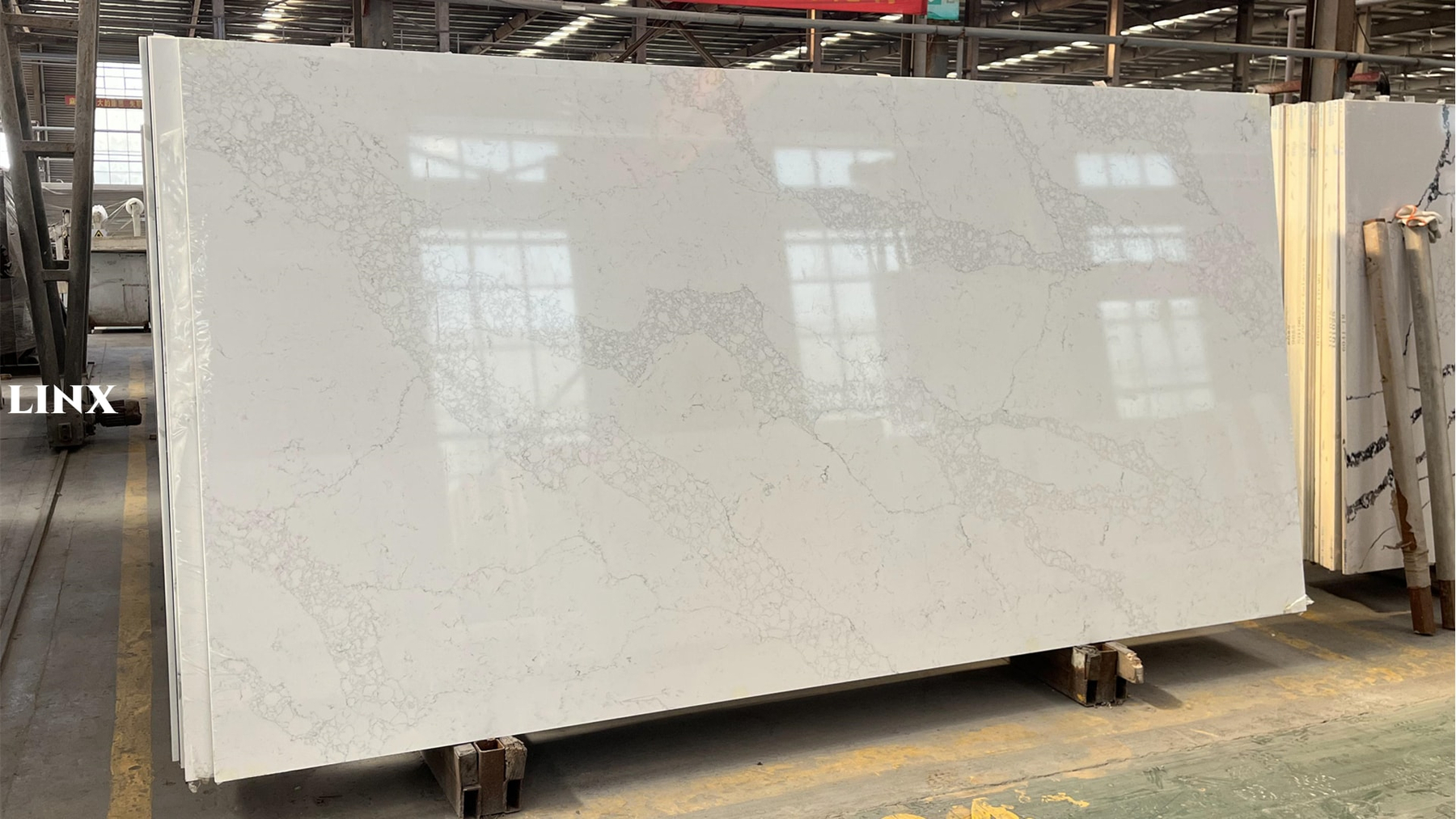 LX5033 CALACATTA WHITE QUARTZ STONE 1 LINX SURFACES