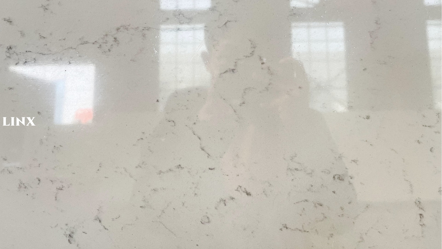 LX5033 CALACATTA WHITE QUARTZ STONE CLOSE UP 2 LINX SURFACES