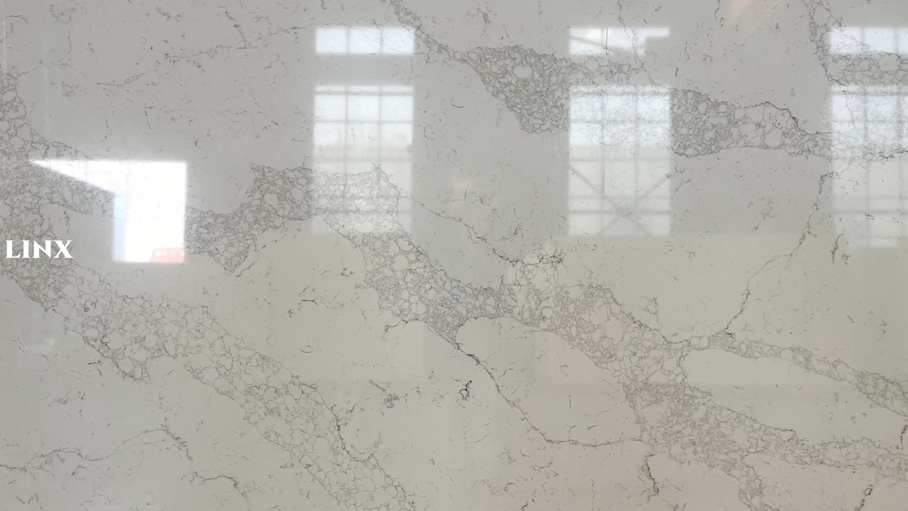 LX5033 CALACATTA WHITE QUARTZ STONE CLOSE UP LINX SURFACES