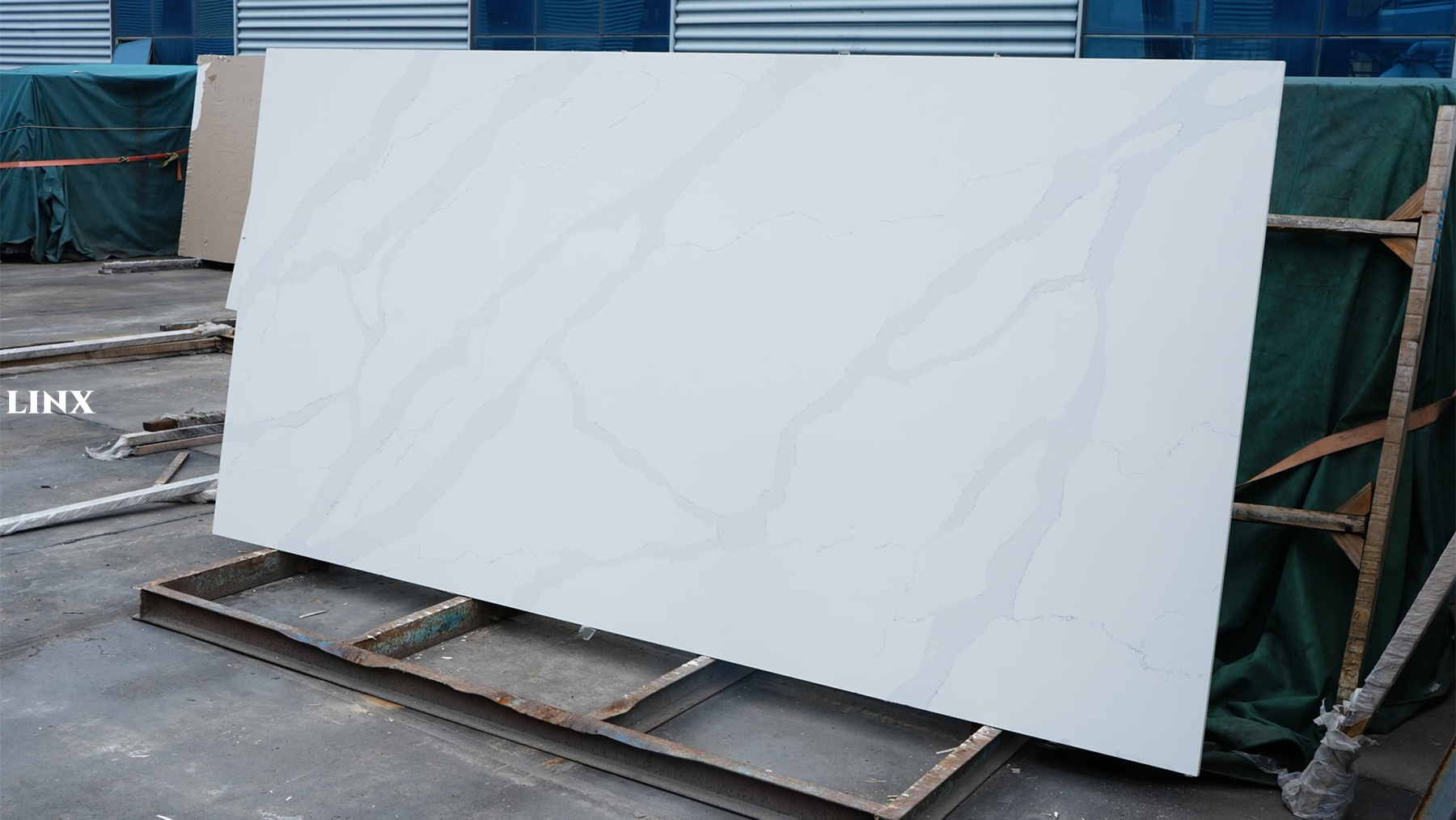 LX5104 CALACATTA WHITE QUARTZ STONE 2 LINX SURFACES