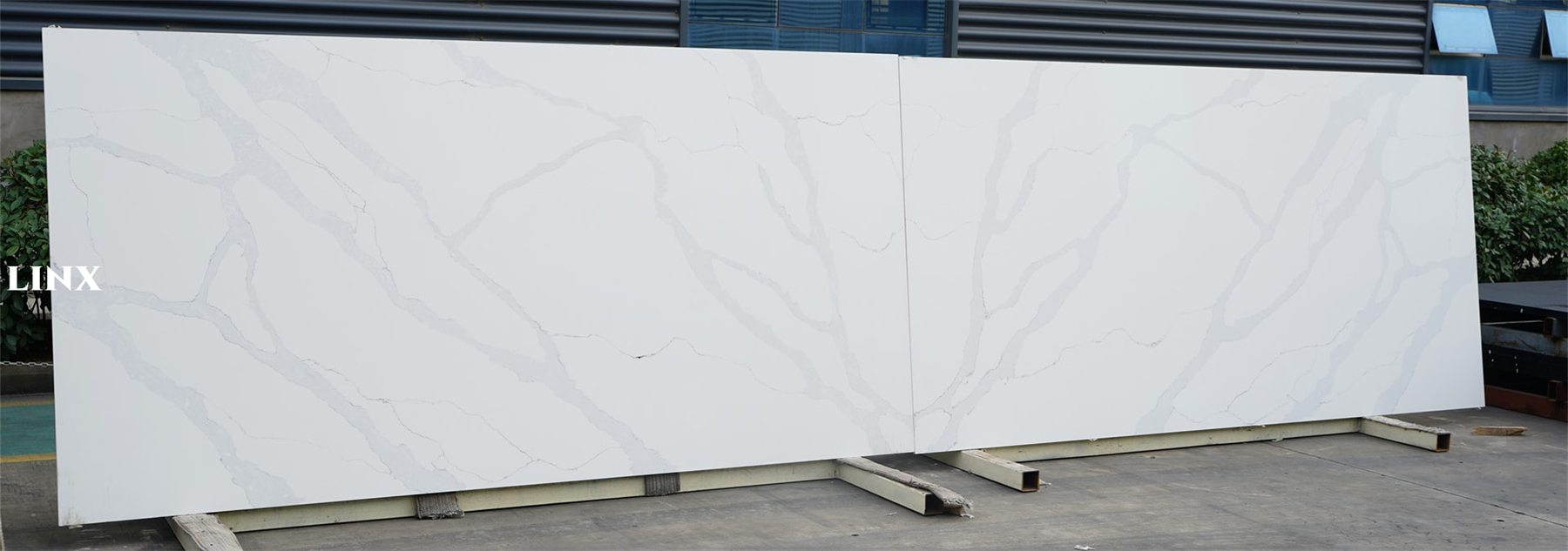 LX5104 CALACATTA WHITE QUARTZ STONE BOOKMATCH 2 LINX SURFACES