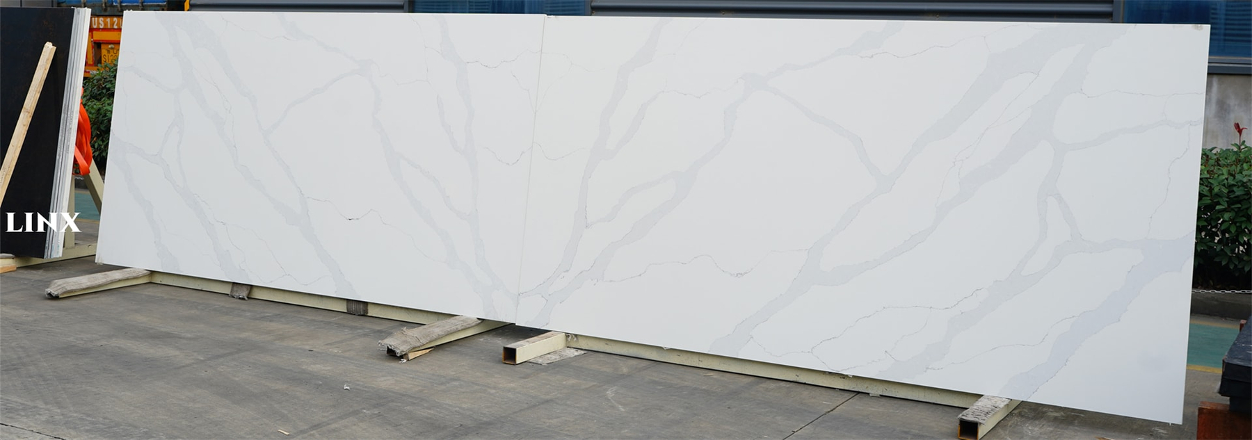 LX5104 CALACATTA WHITE QUARTZ STONE BOOKMATCH 3 LINX SURFACES