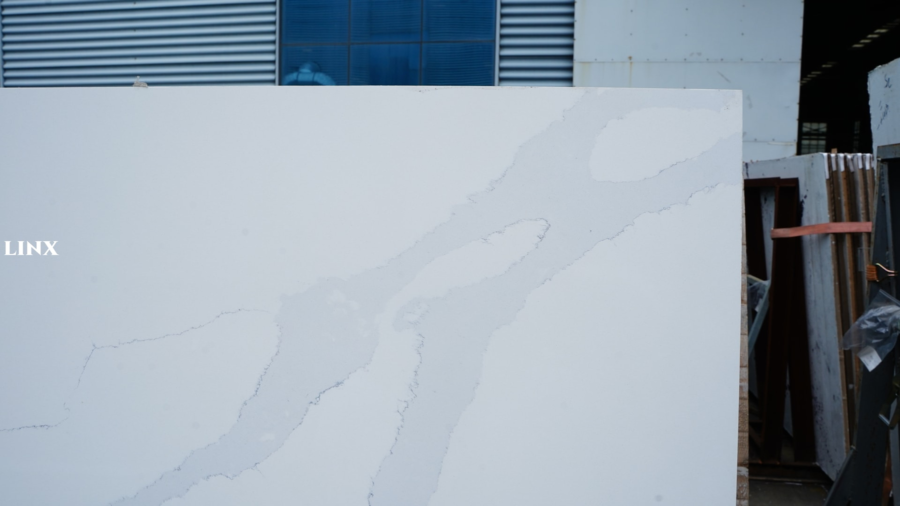 LX5104 CALACATTA WHITE QUARTZ STONE CLOSE UP 5 LINX SURFACES