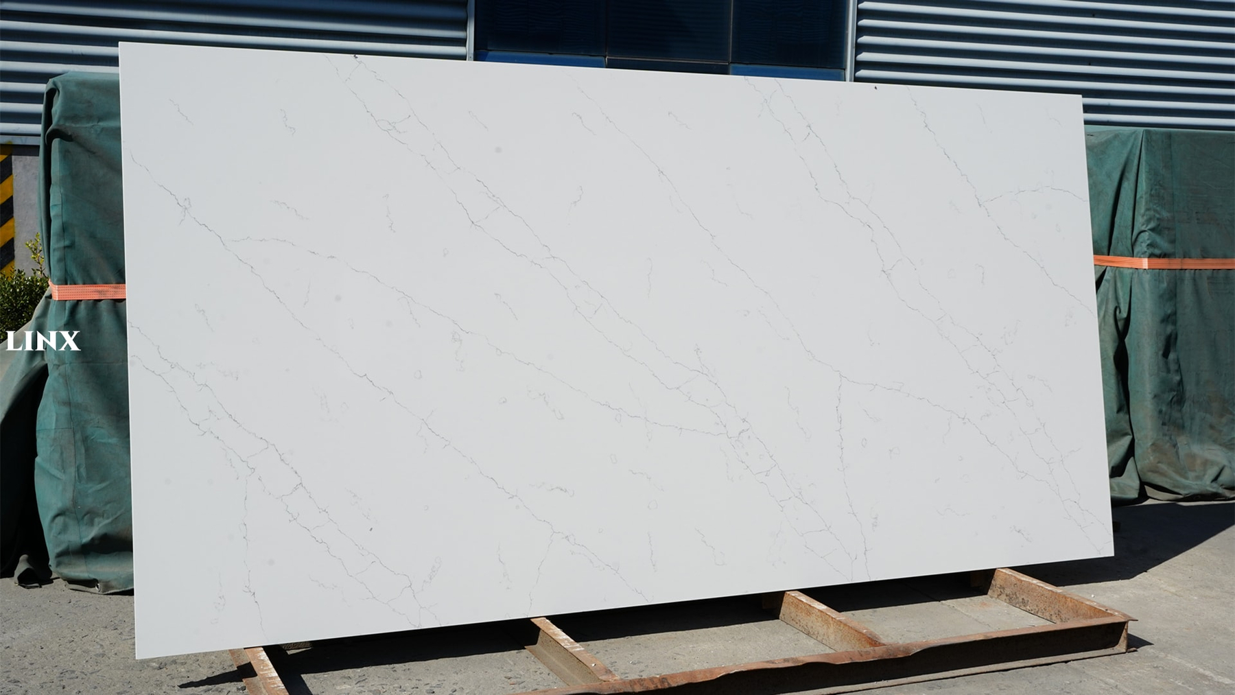 LX6041 CALACATTA WHITE QUARTZ STONE 1 LINX SURFACES