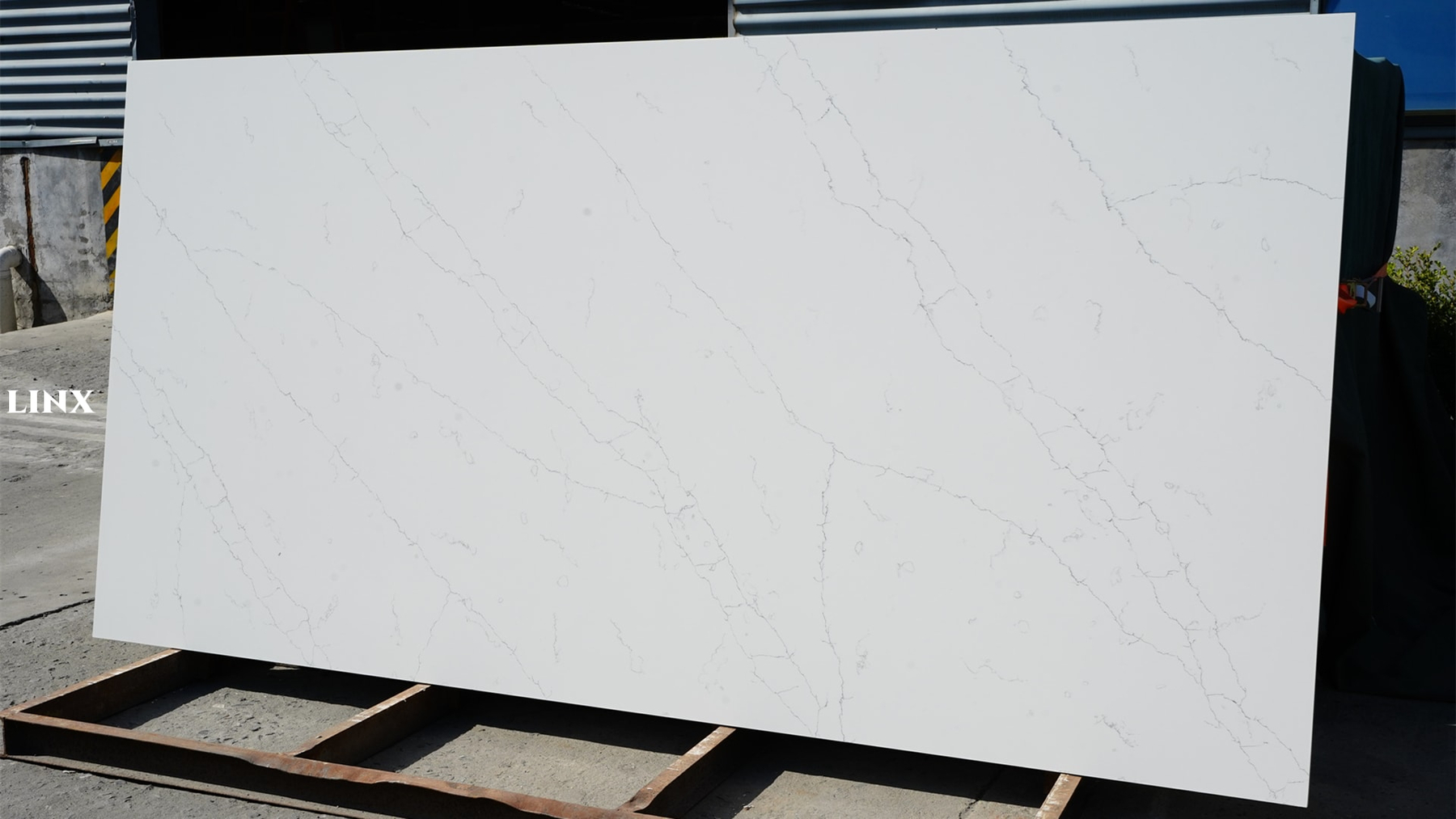 LX6041 CALACATTA WHITE QUARTZ STONE 2 LINX SURFACES
