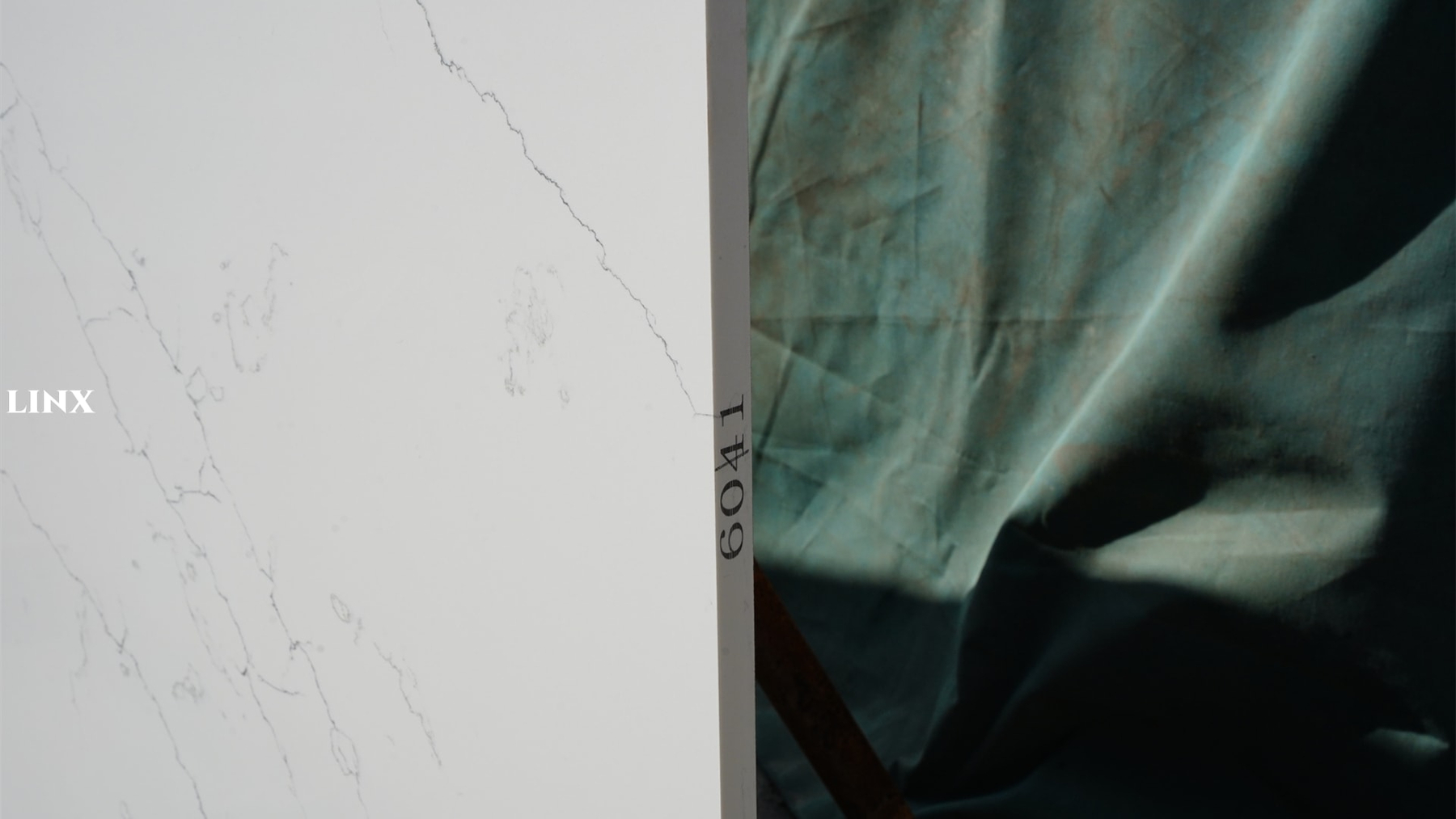 LX6041 CALACATTA WHITE QUARTZ STONE CLOSE UP 5 LINX SURFACES