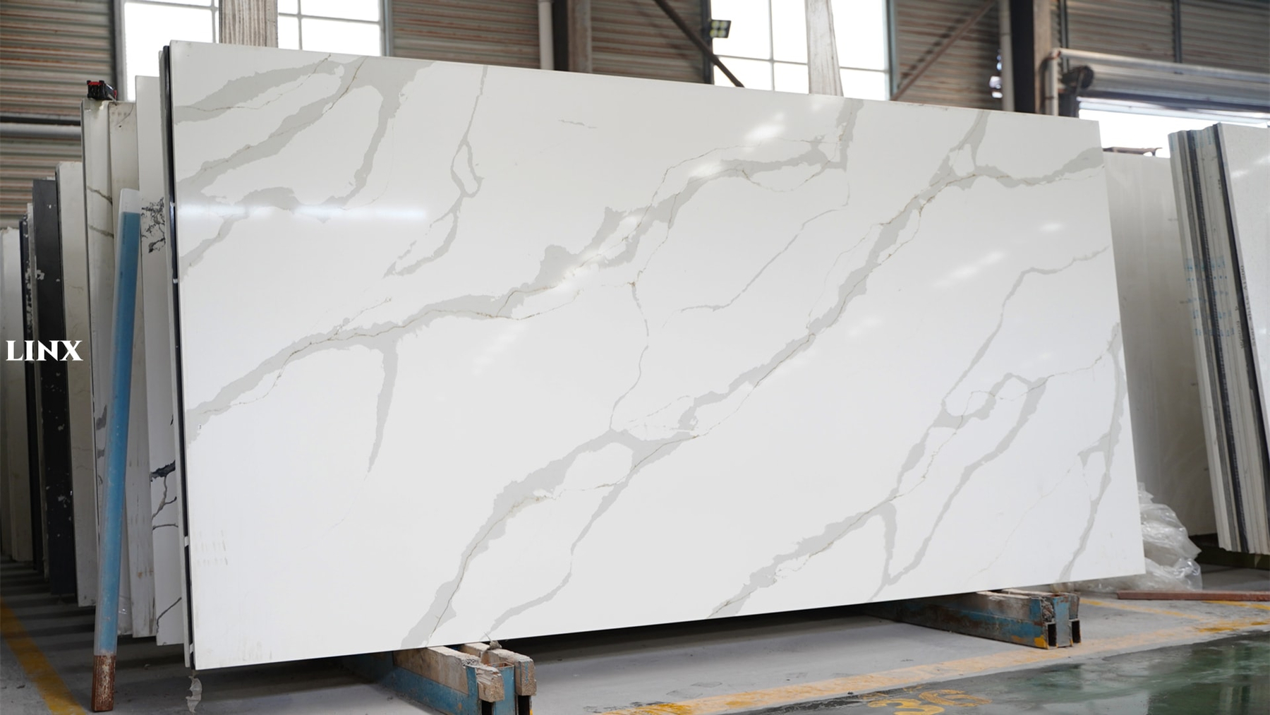 LX6073 CALACATTA WHITE QUARTZ STONE 1 LINX SURFACES