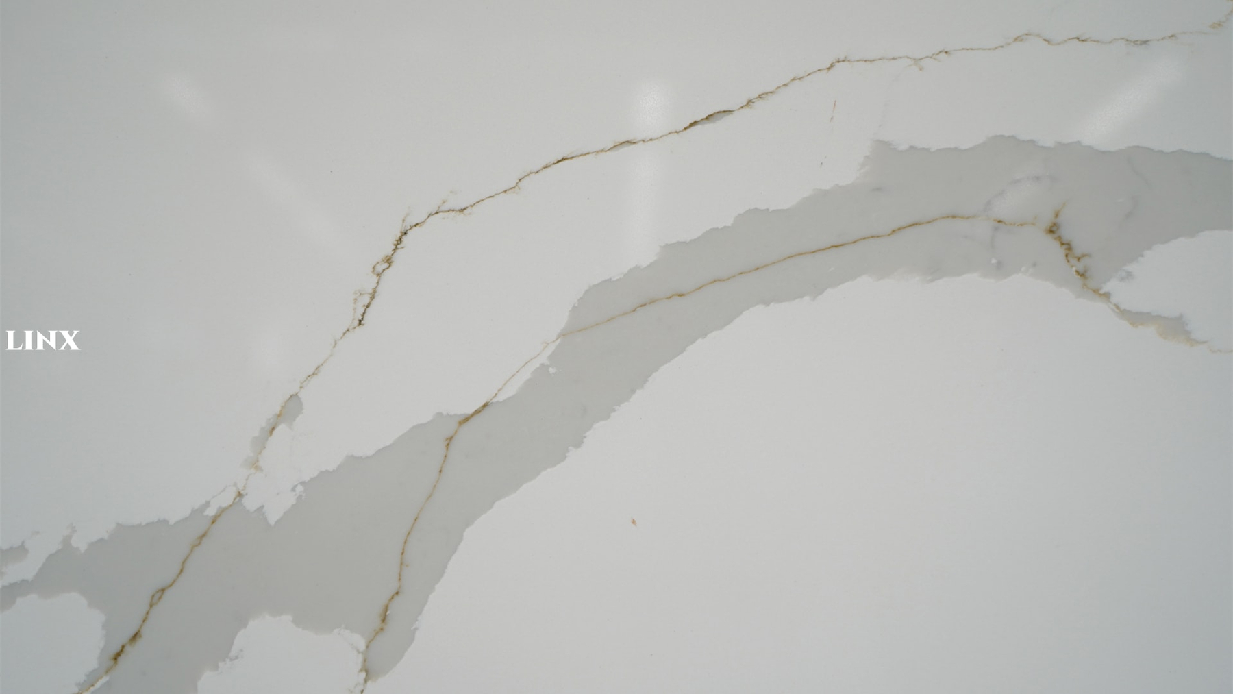 LX6073 CALACATTA WHITE QUARTZ STONE CLOSE UP 2 LINX SURFACES