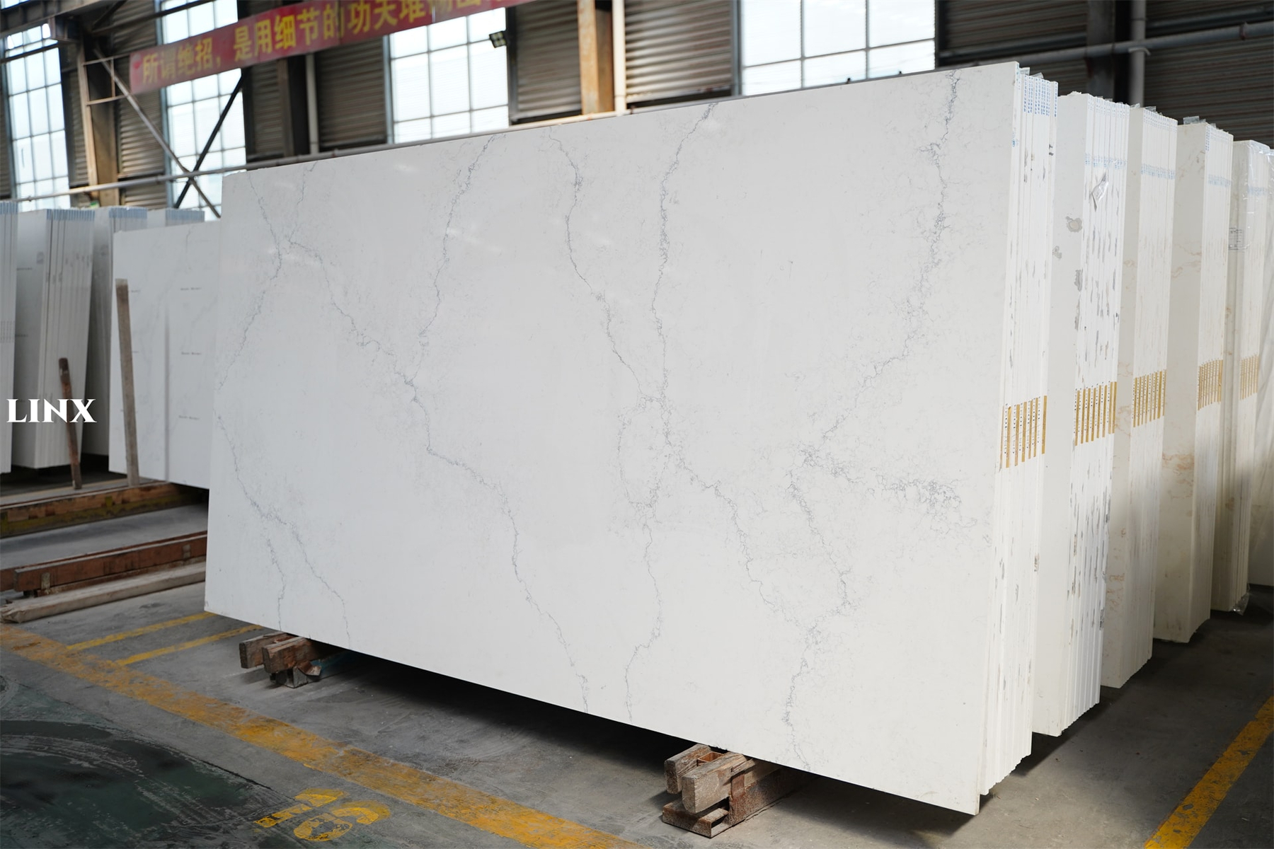 LX6083 CALACATTA WHITE QUARTZ STONE 2 LINX SURFACES