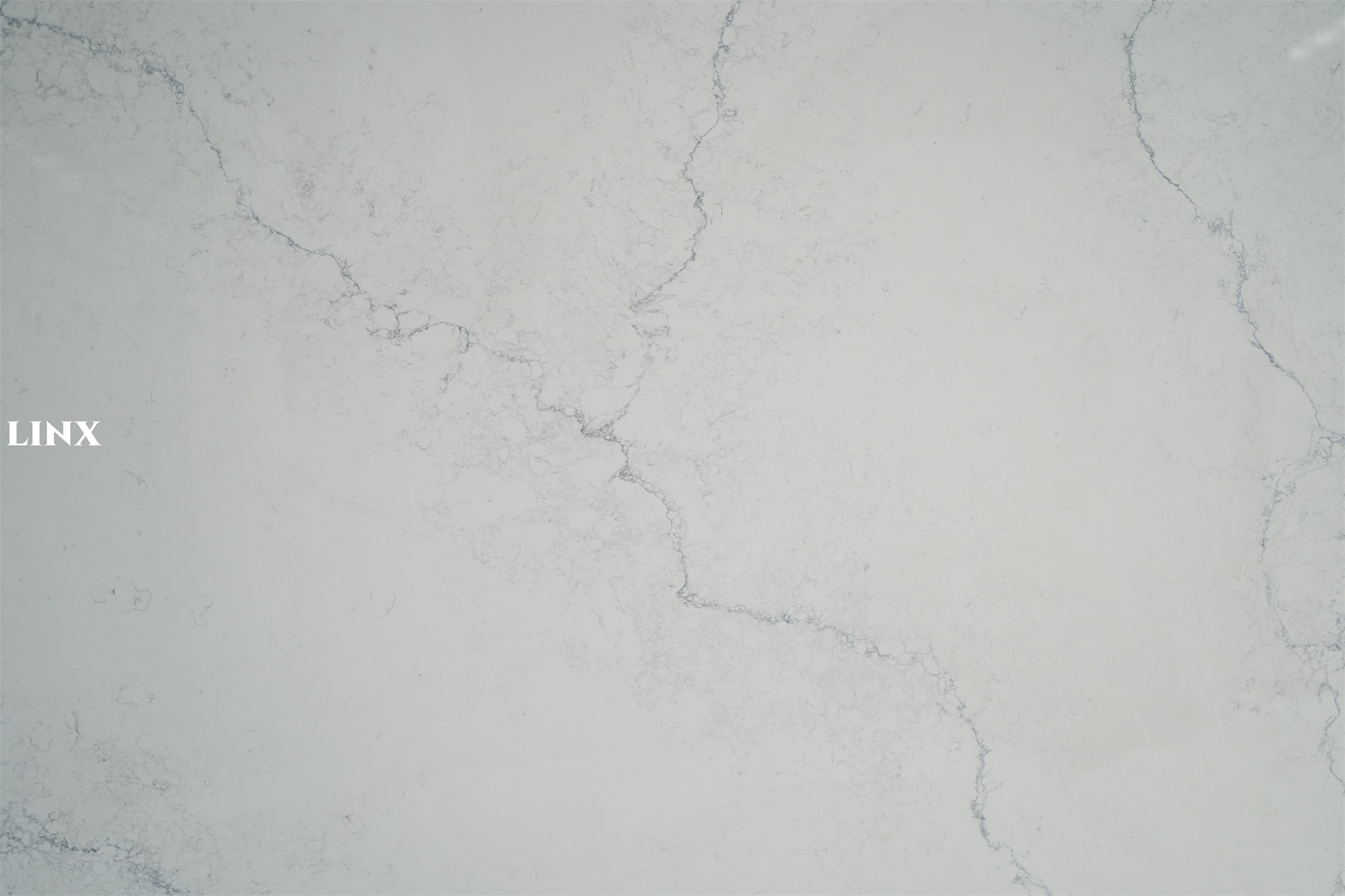 LX6083 CALACATTA WHITE QUARTZ STONE CLOSE UP 1 LINX SURFACES