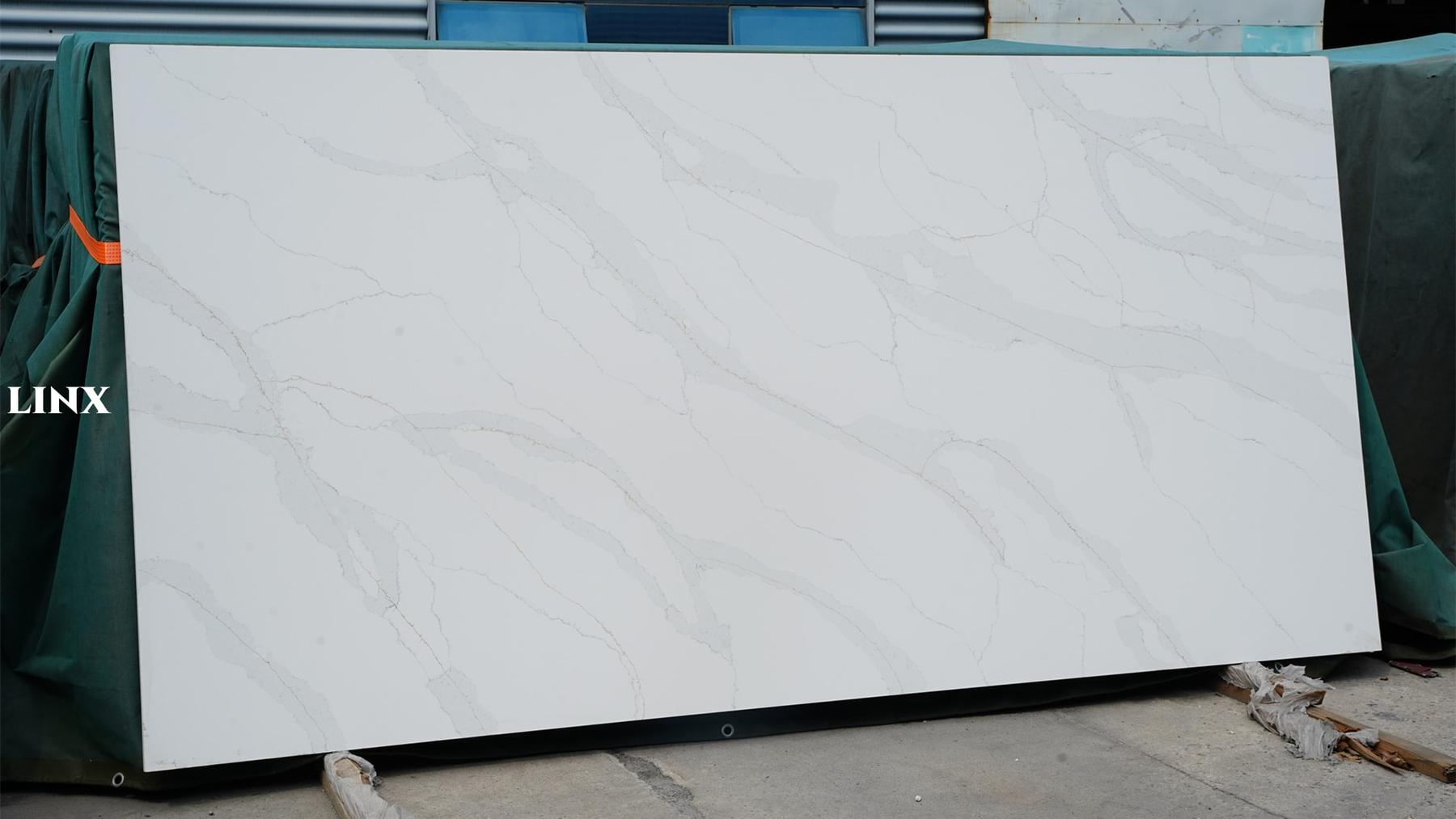 LX6090 CALACATTA WHITE QUARTZ STONE 1 LINX SURFACES