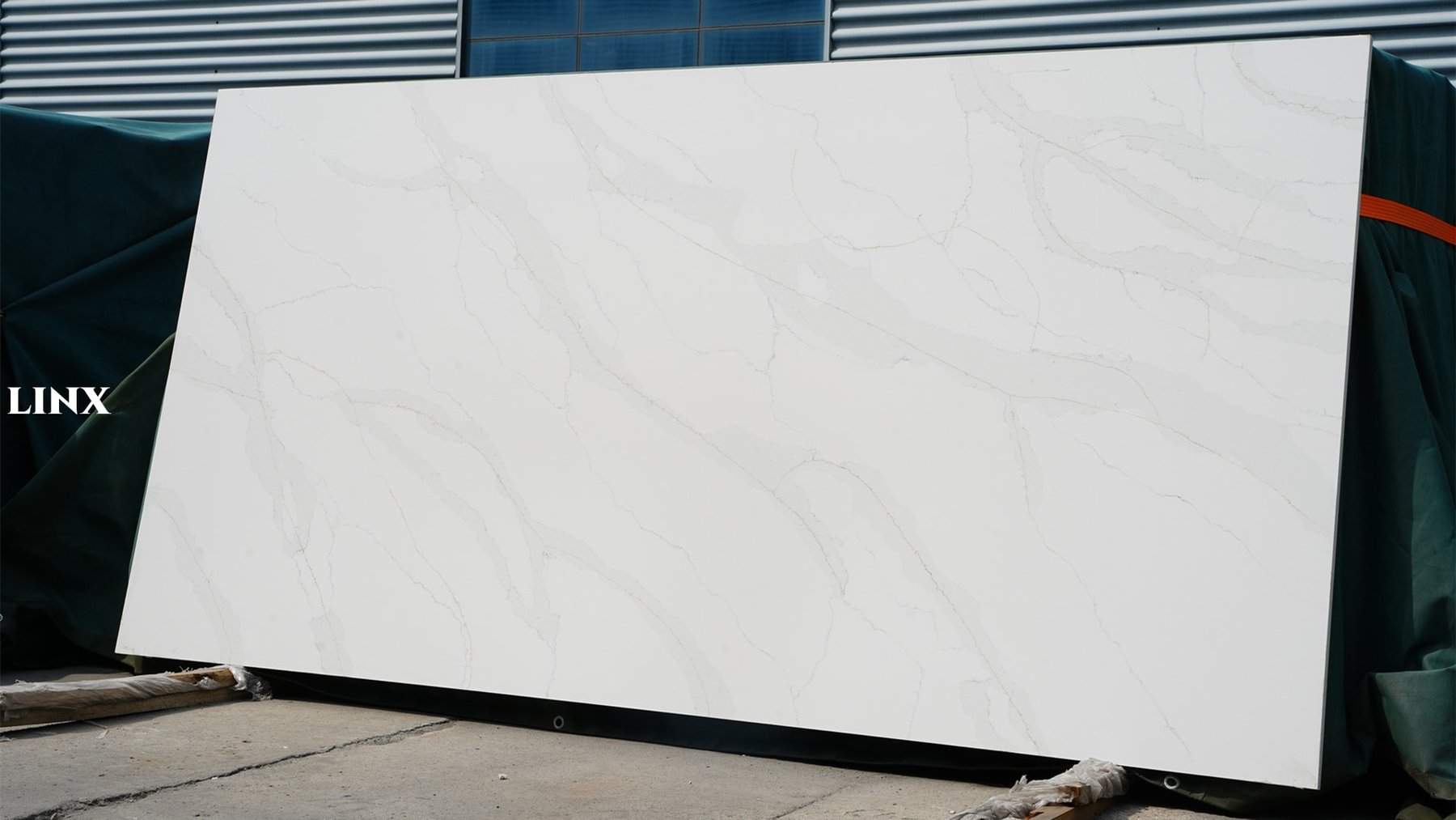 LX6090 CALACATTA WHITE QUARTZ STONE 2 LINX SURFACES
