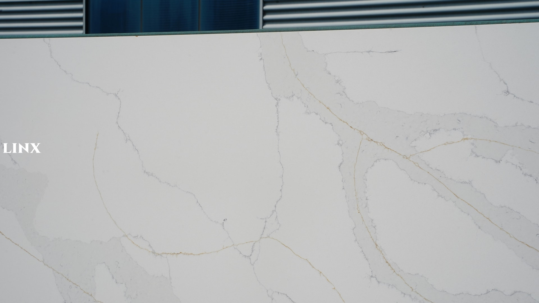 LX6090 CALACATTA WHITE QUARTZ STONE CLOSE UP 3 LINX SURFACES