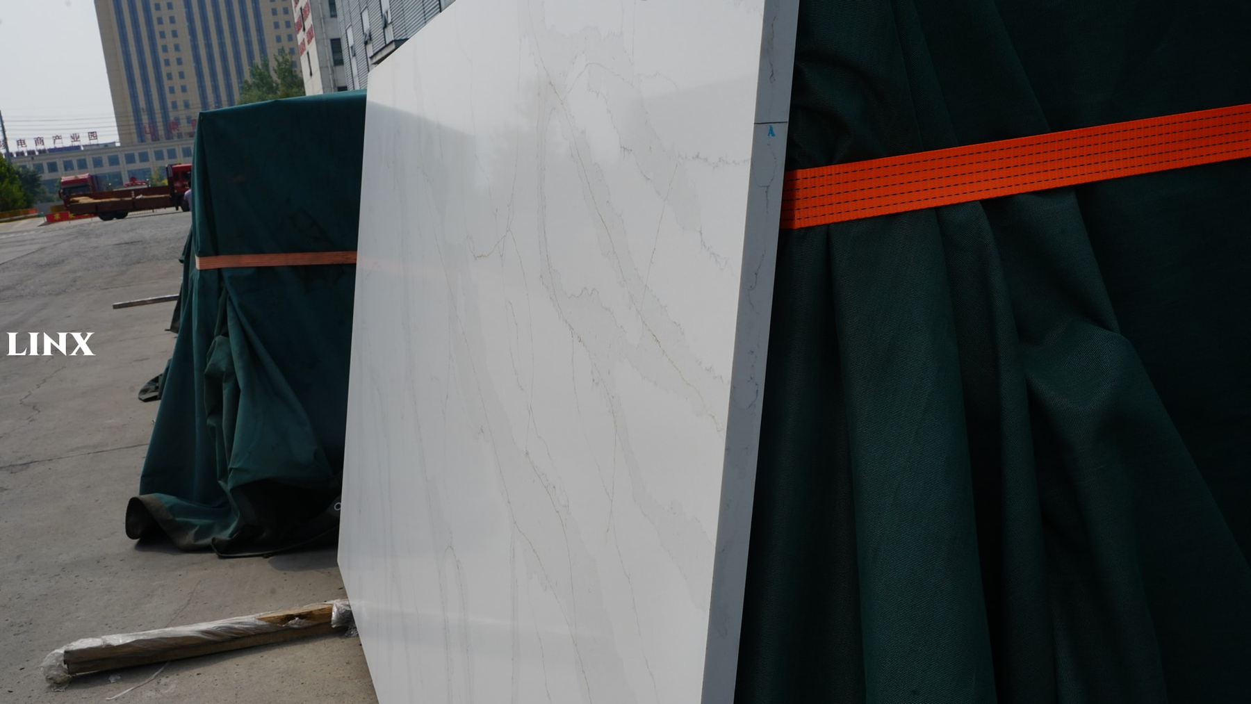 LX6090 CALACATTA WHITE QUARTZ STONE CLOSE UP 4 LINX SURFACES