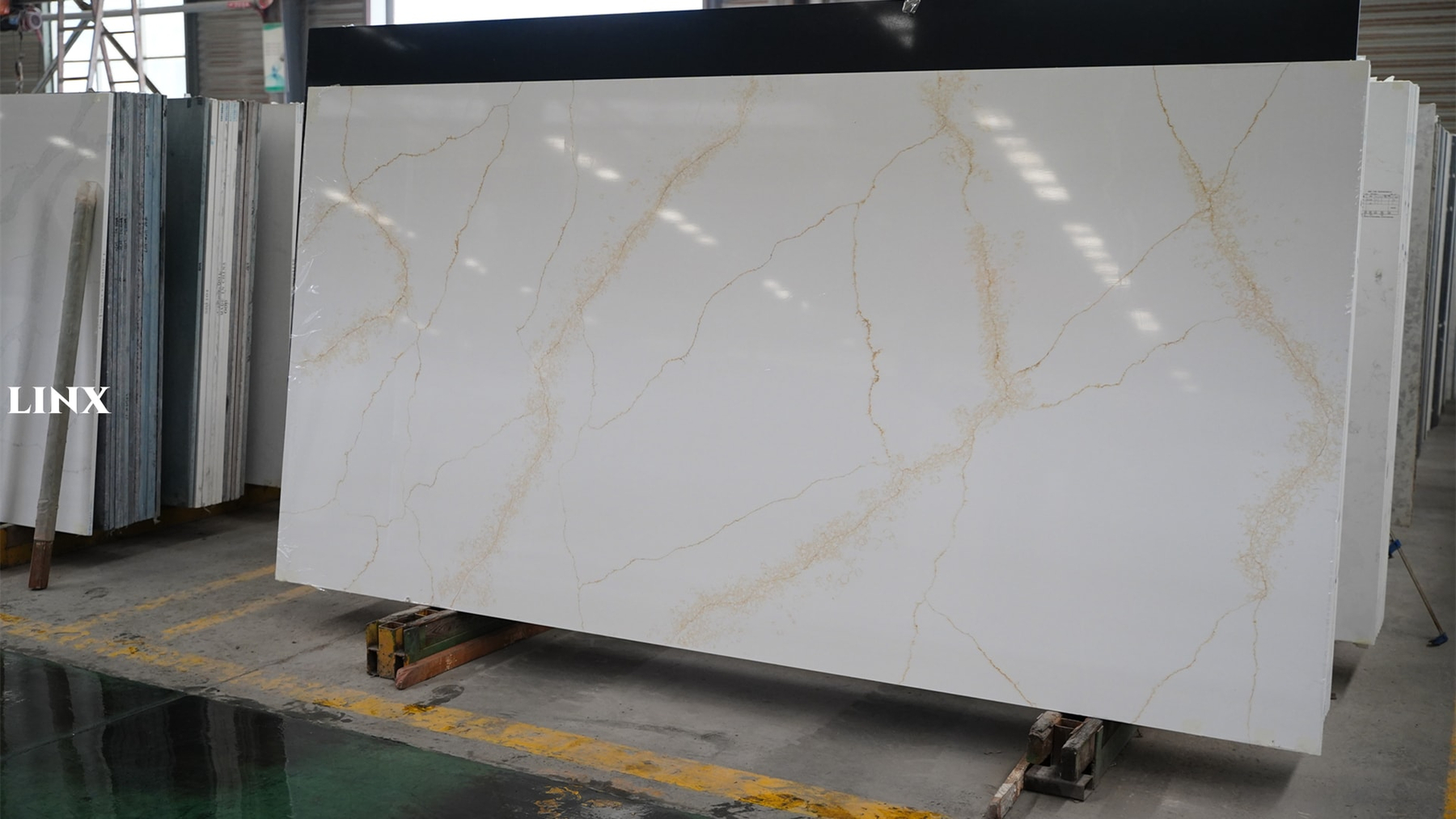 LX6117 CALACATTA GOLD QUARTZ STONE 2 LINX SURFACES