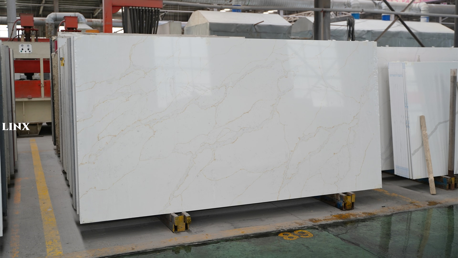 LX6165 CALACATTA GOLD QUARTZ STONE 1 LINX SURFACES