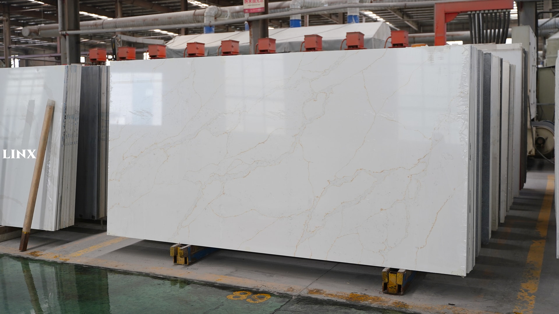LX6165 CALACATTA GOLD QUARTZ STONE 2 LINX SURFACES