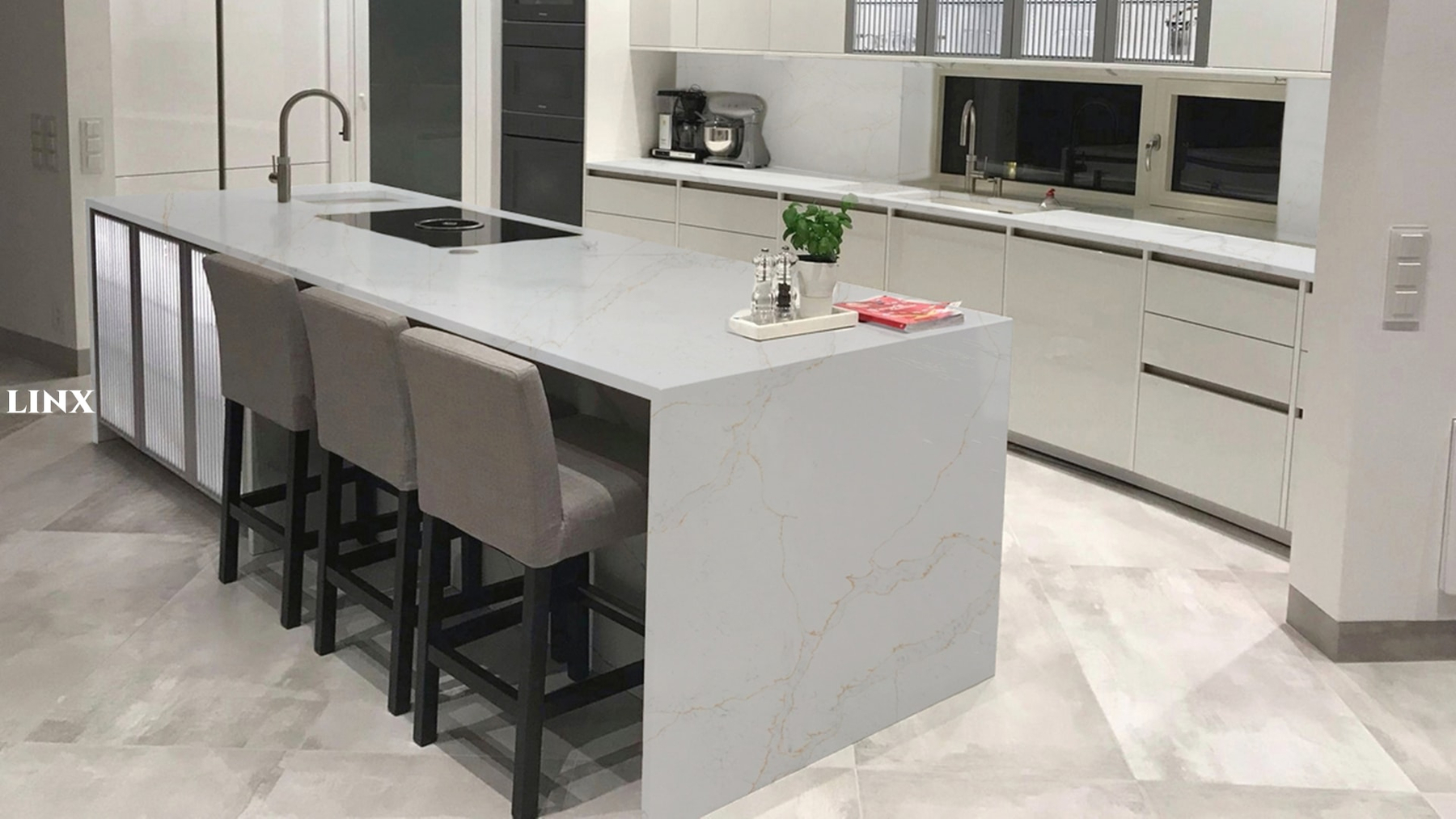 LX6165 CALACATTA GOLD QUARTZ STONE CLOSE UP COUNTERTOP 2 LINX SURFACES