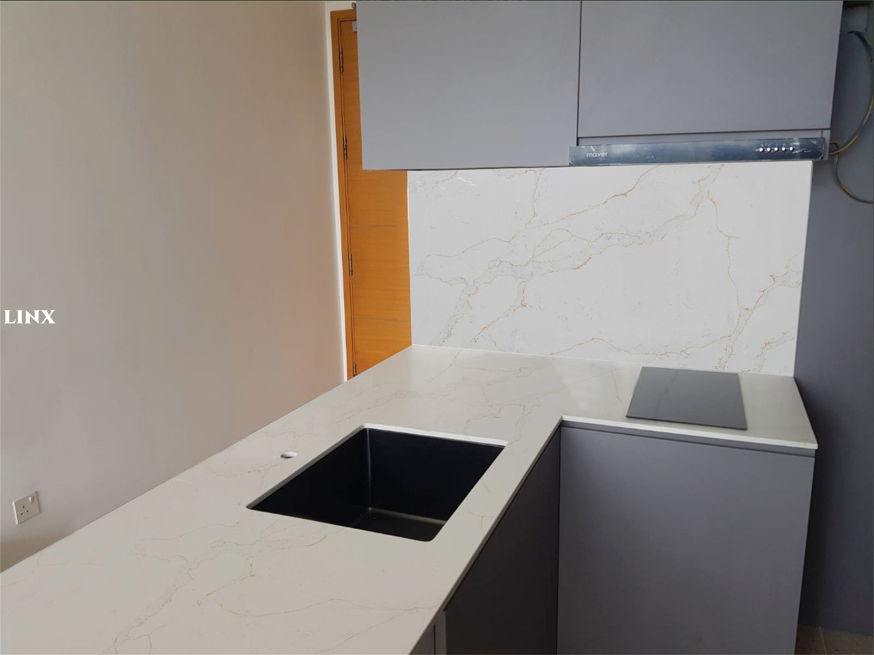 LX6165 CALACATTA GOLD QUARTZ STONE CLOSE UP COUNTERTOP 3 LINX SURFACES