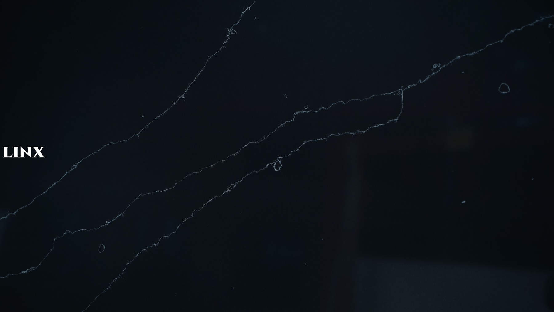 LX6607 CALACATTA BLACK QUARTZ STONE CLOSE UP 3 LINX SURFACES