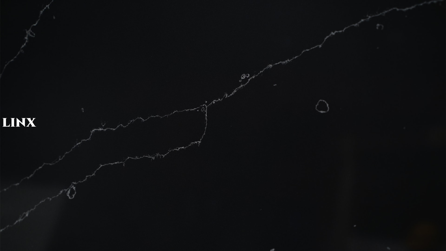 LX6607 CALACATTA BLACK QUARTZ STONE CLOSE UP 4 LINX SURFACES