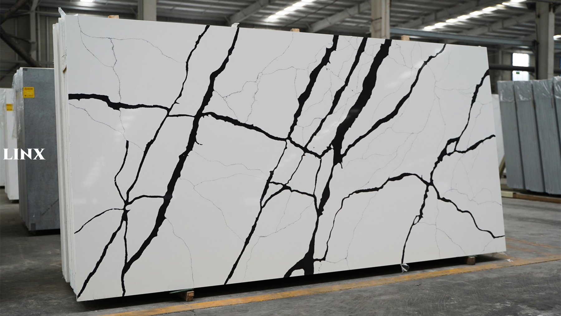 LX6676 CALACATTA BLACK VIEN QUARTZ STONE 1 LINX SURFACES