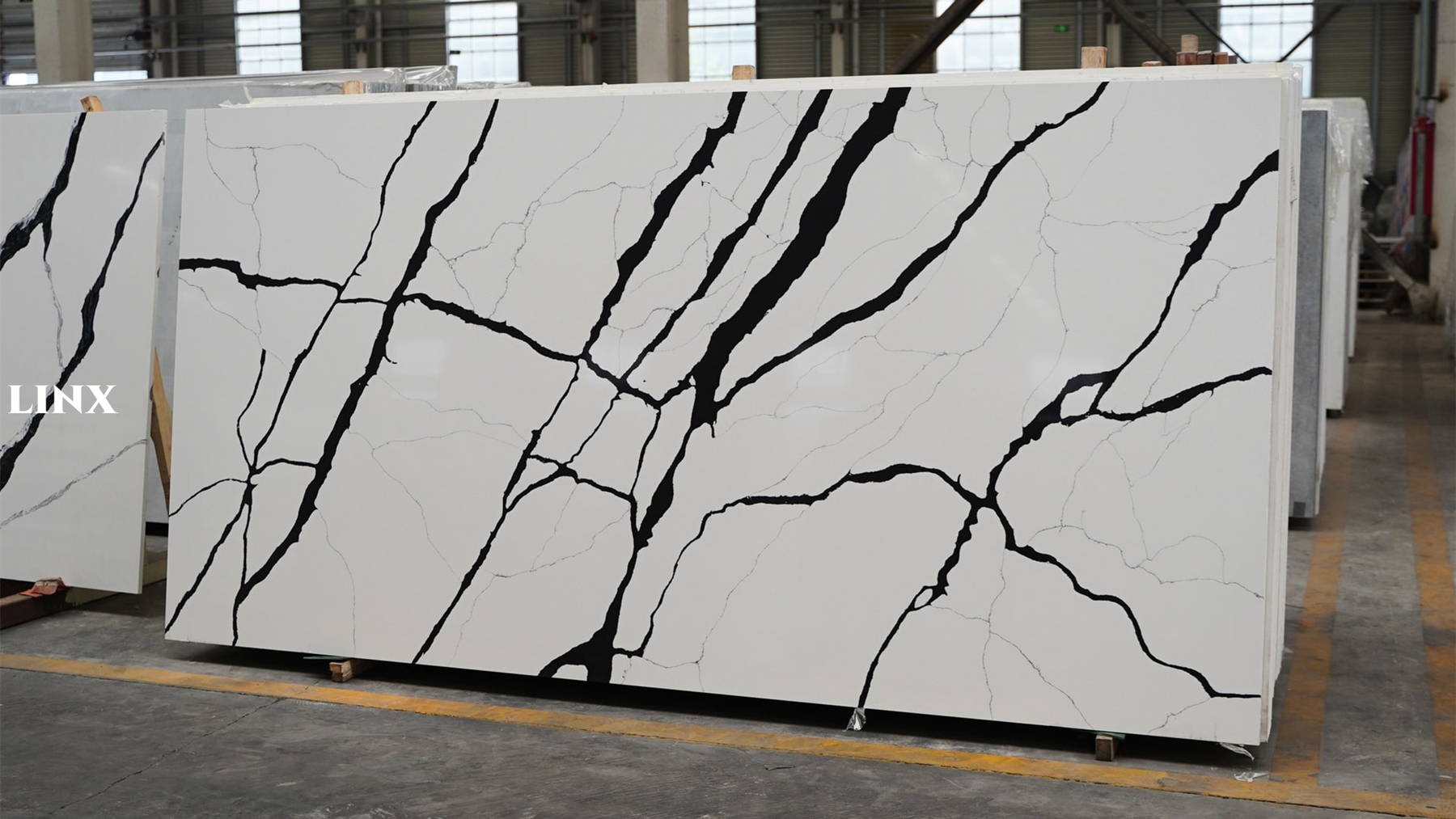 LX6676 CALACATTA BLACK VIEN QUARTZ STONE 2 LINX SURFACES