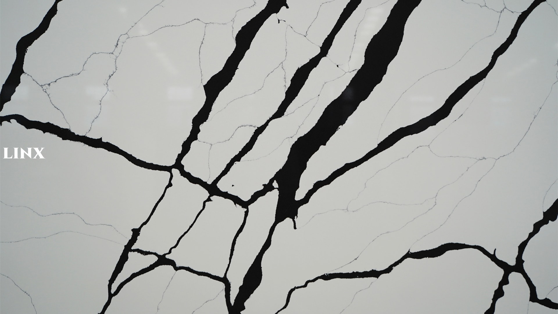 LX6676 CALACATTA BLACK VIEN QUARTZ STONE CLOSE UP 1 LINX SURFACES