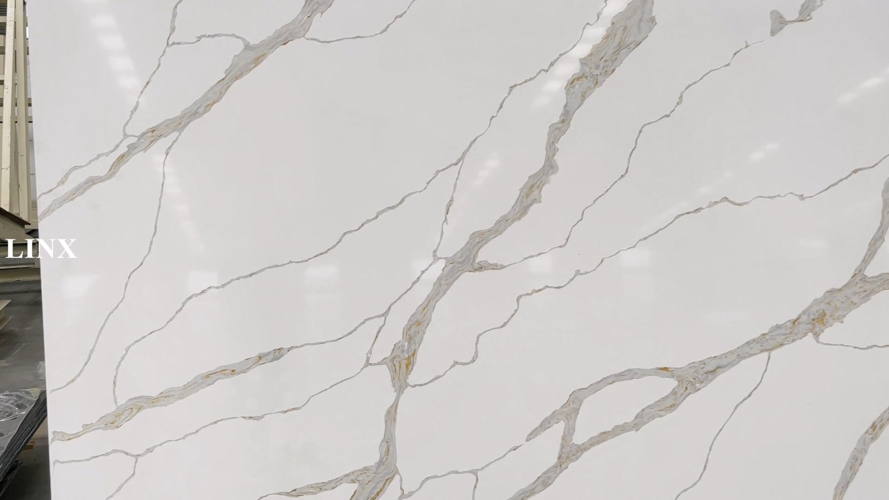 LX6779 CALACATTA WHITE QUARTZ STONE CLOSE UP 1 LINX SURFACES