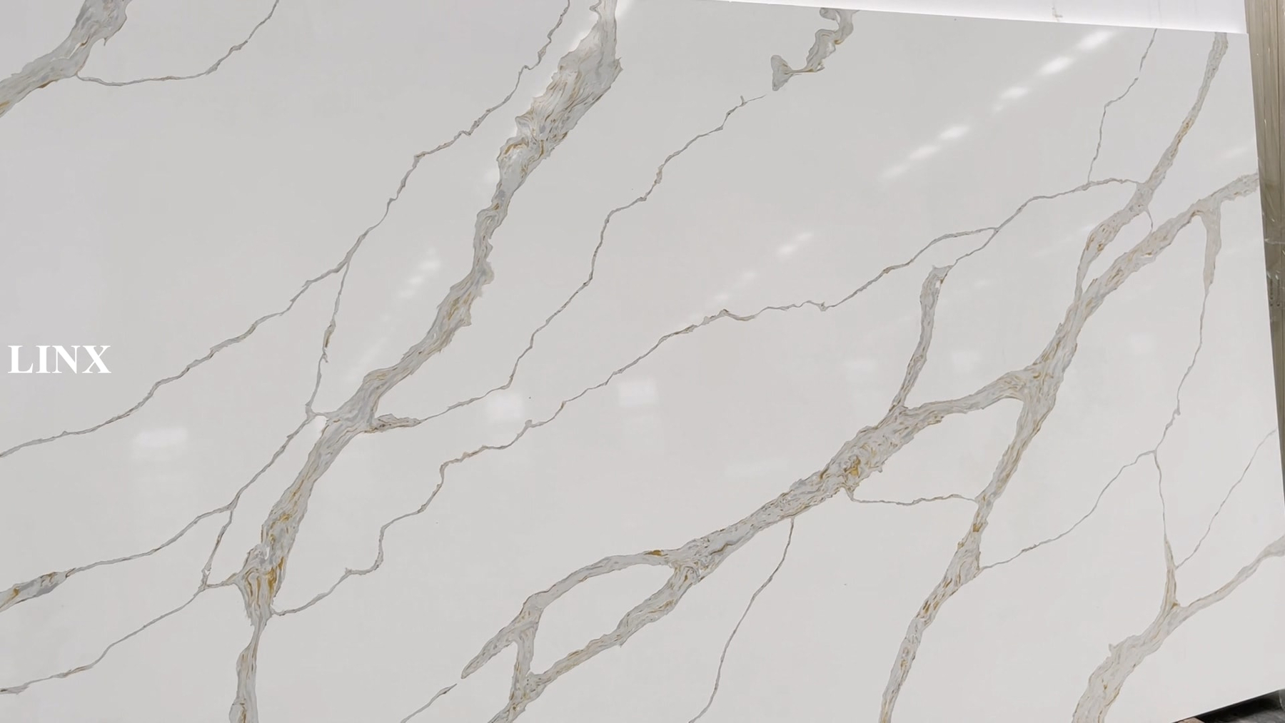 LX6779 CALACATTA WHITE QUARTZ STONE CLOSE UP 2 LINX SURFACES