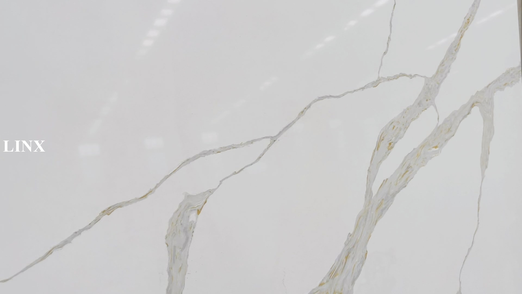 LX6779 CALACATTA WHITE QUARTZ STONE CLOSE UP 3 LINX SURFACES