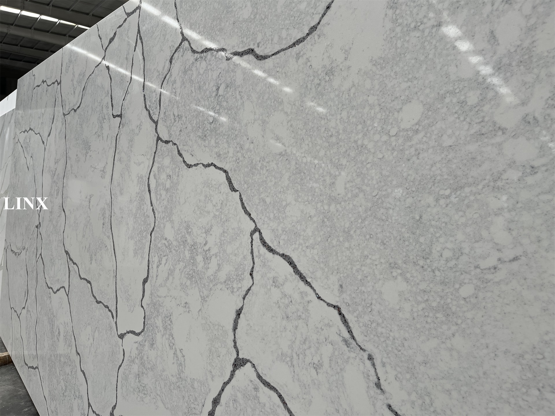 LX6780 Calacatta White Quartz Stone Close Up Linx Surfaces