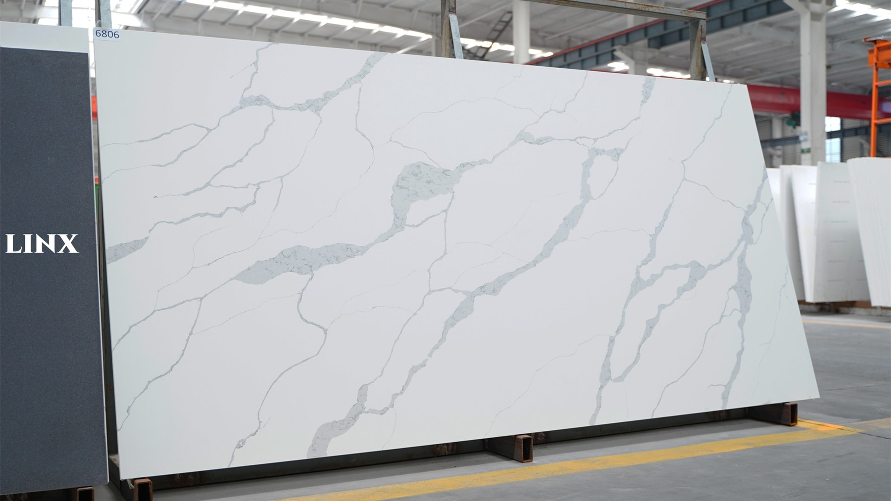 LX6806 CALACATTA WHITE QUARTZ STONE 1 LINX SURFACES