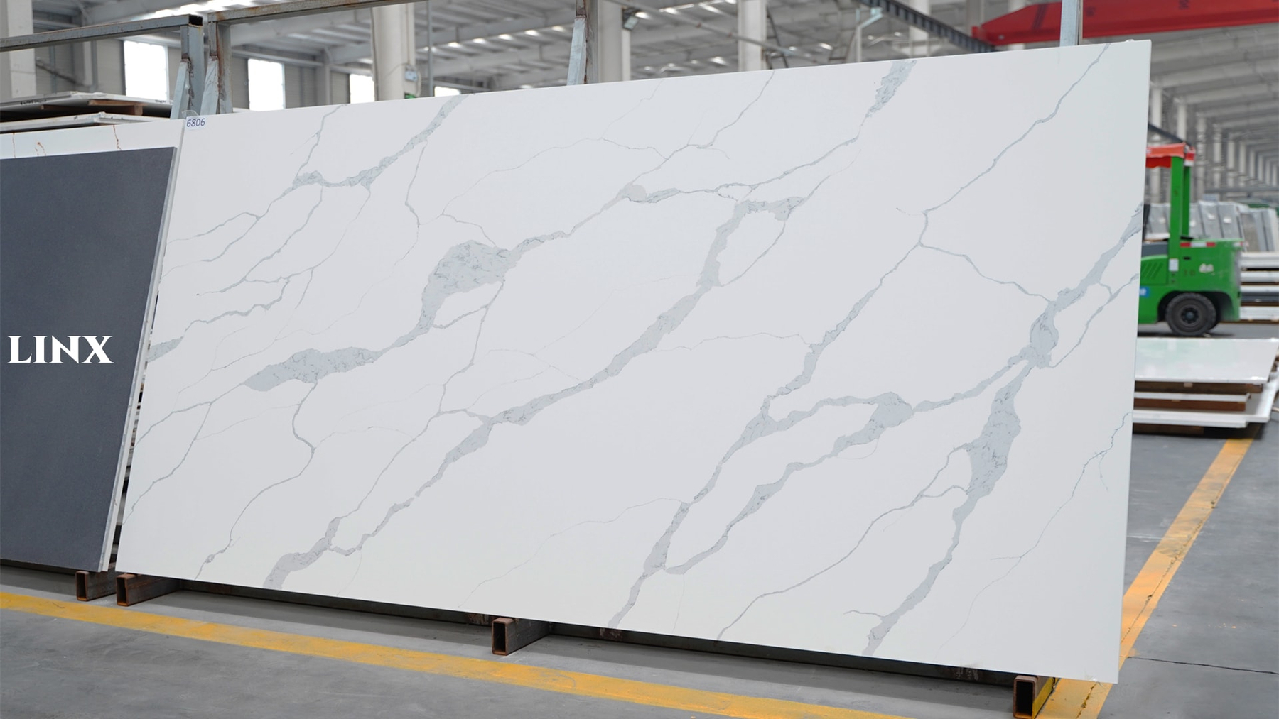 LX6806 CALACATTA WHITE QUARTZ STONE 2 LINX SURFACES