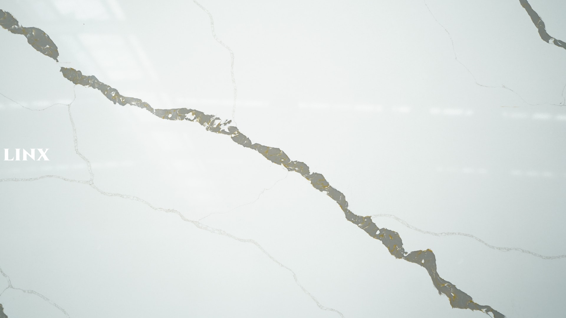 LX6808 CALACATTA WHITE QUARTZ STONE CLOSE UP 1 LINX SURFACES