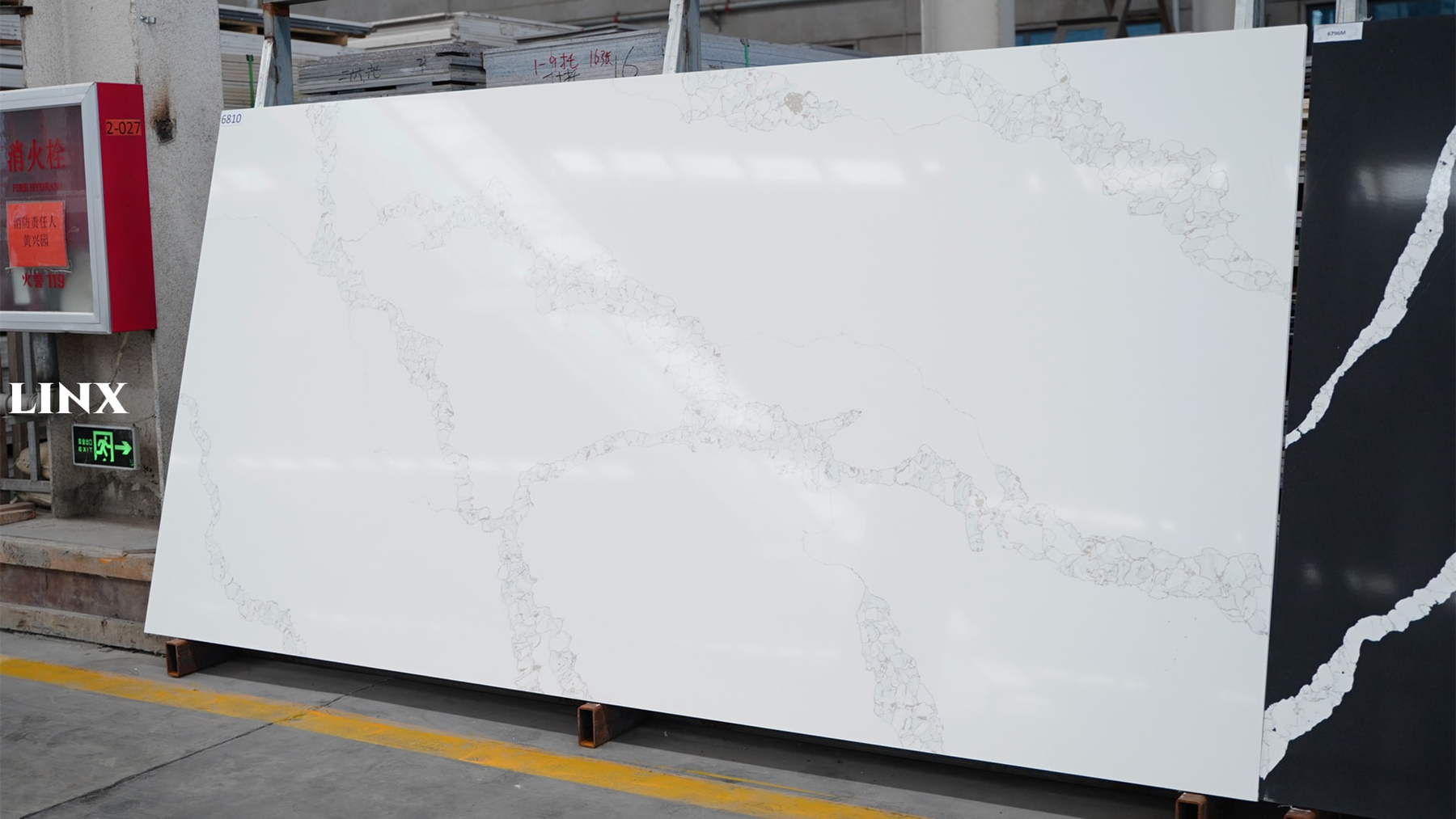 LX6810 CALACATTA WHITE QUARTZ STONE 2 LINX SURFACES