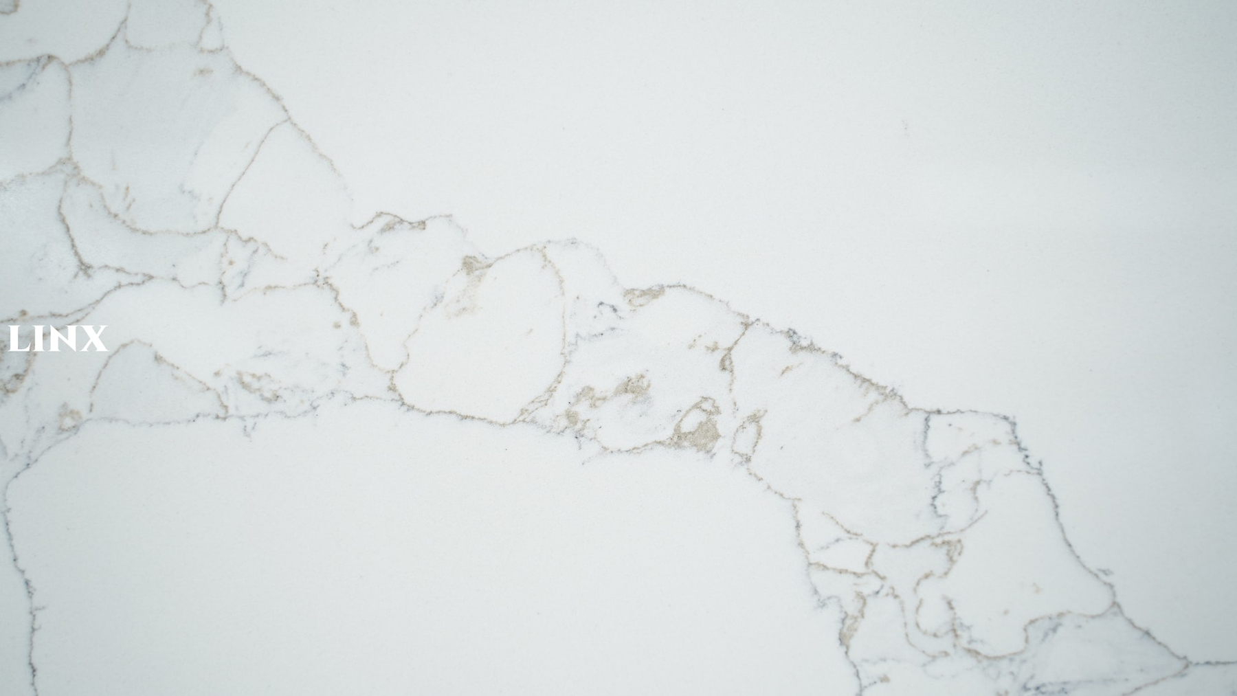 LX6810 CALACATTA WHITE QUARTZ STONE CLOSE UP 2 LINX SURFACES