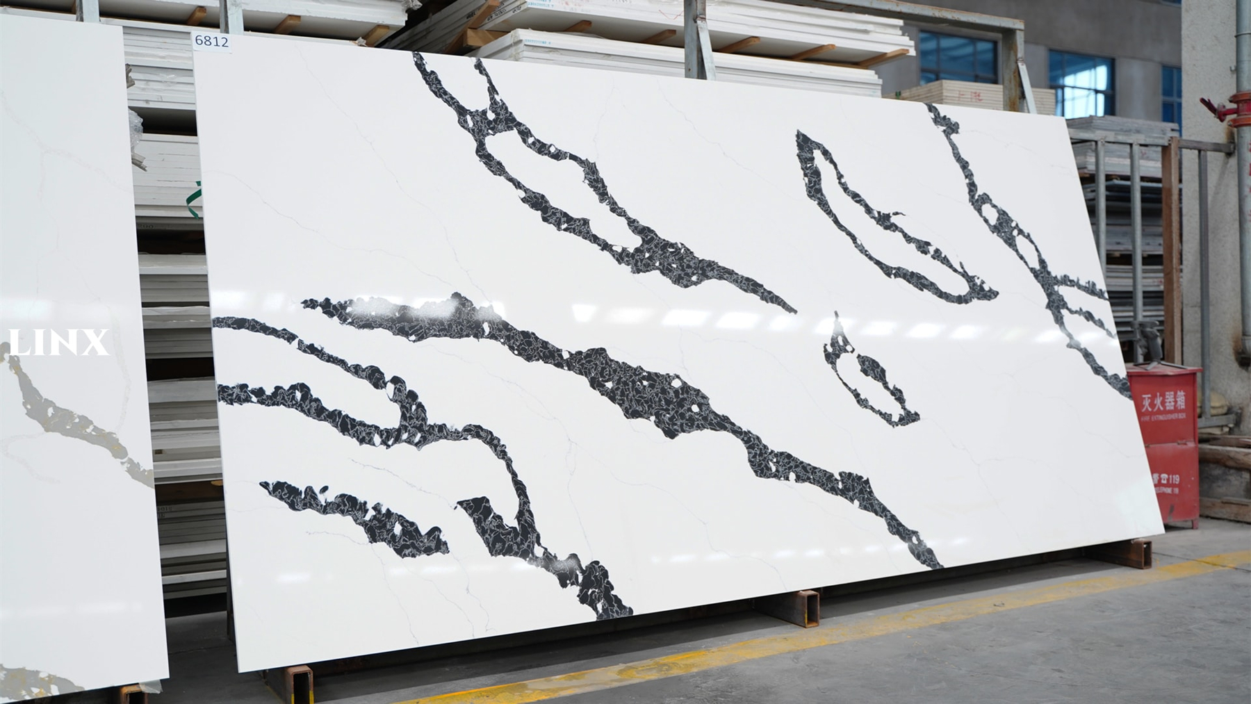 LX6812 CALACATTA BLACK VEIN QUARTZ STONE 1 LINX SURFACES