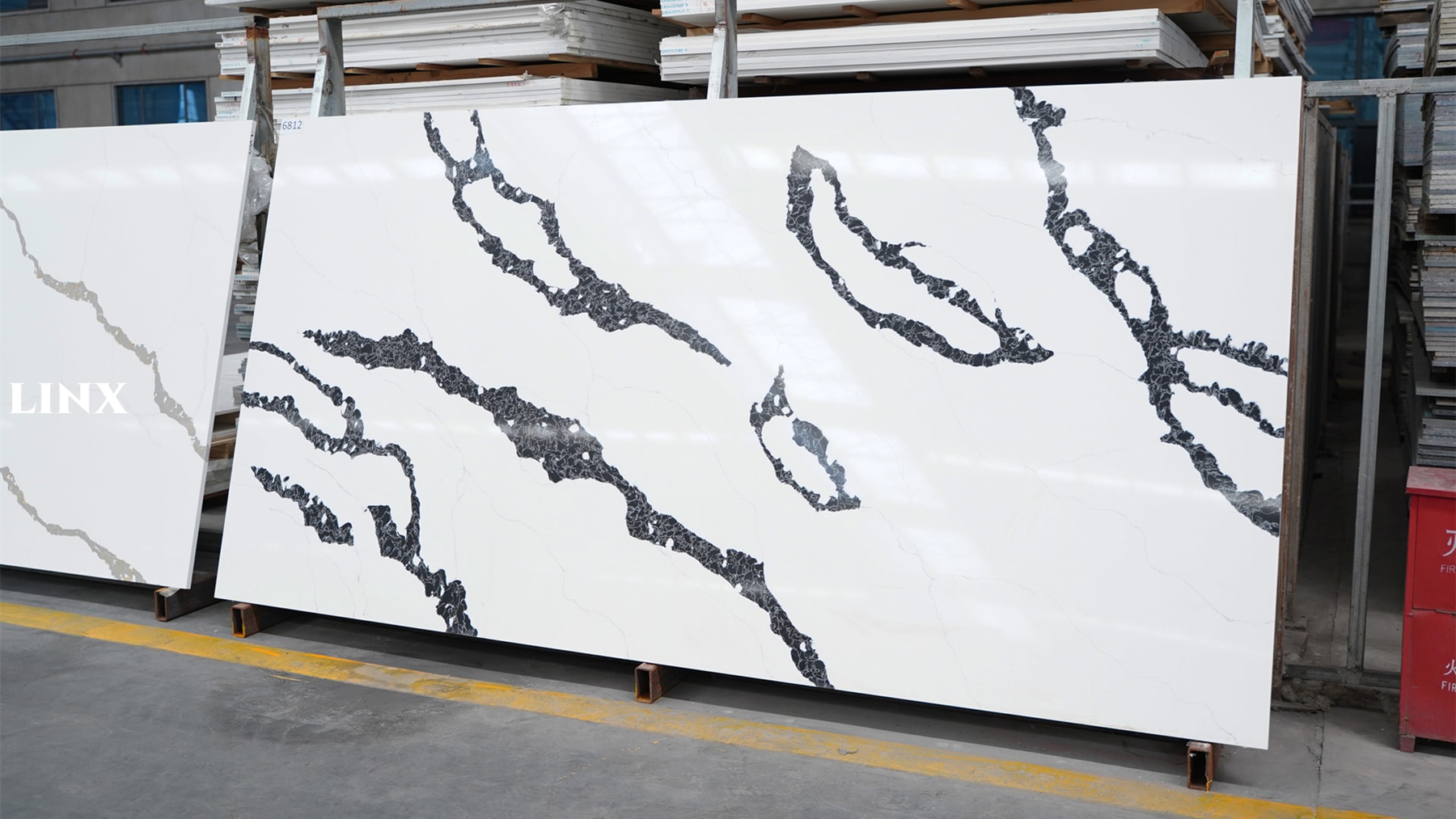 LX6812 CALACATTA BLACK VEIN QUARTZ STONE 2 LINX SURFACES