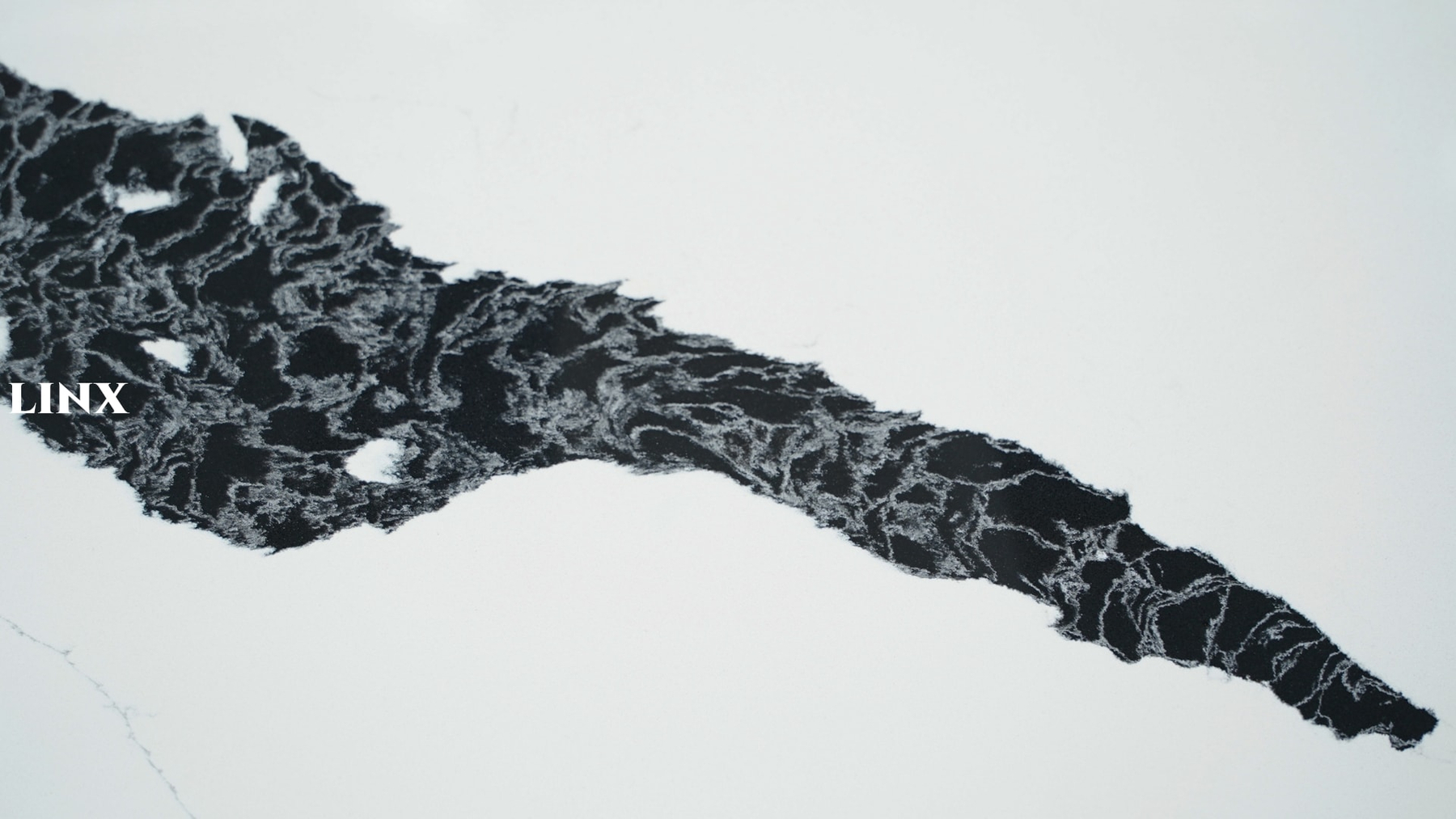 LX6812 CALACATTA BLACK VEIN QUARTZ STONE CLOSE UP 2 LINX SURFACES