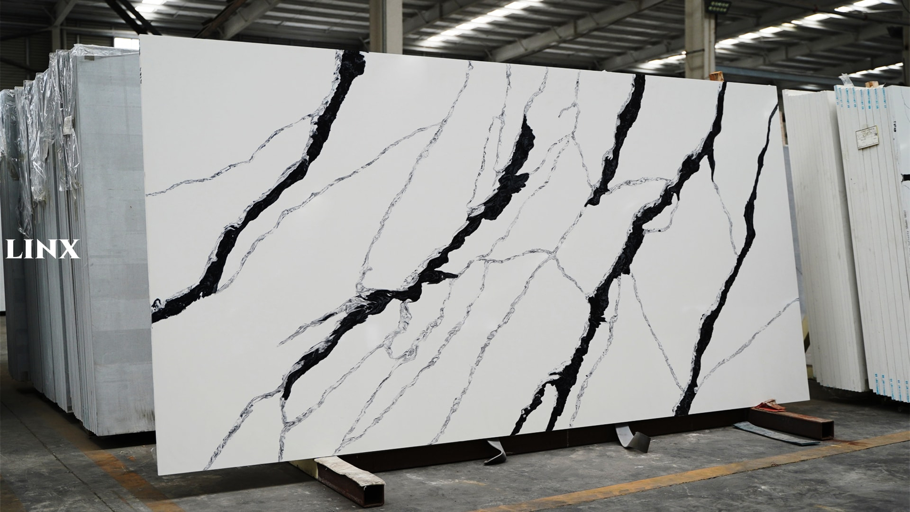 LX6816 CALACATTA BLACK VEIN QUARTZ STONE 1 LINX SURFACES