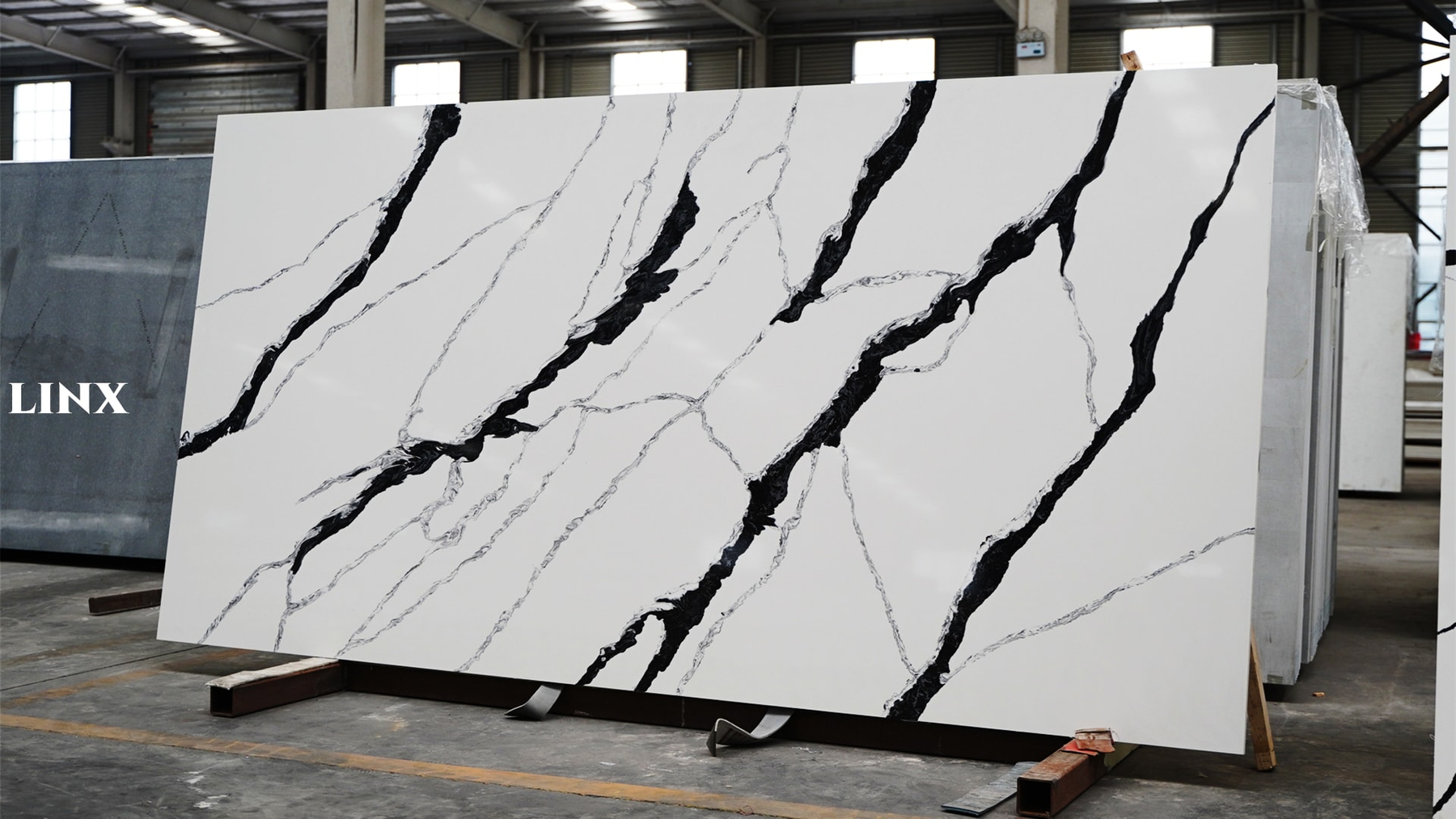 LX6816 CALACATTA BLACK VEIN QUARTZ STONE 2 LINX SURFACES
