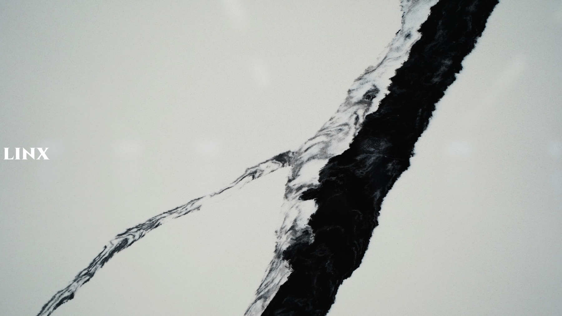 LX6816 CALACATTA BLACK VEIN QUARTZ STONE CLOSE UP 2 LINX SURFACES