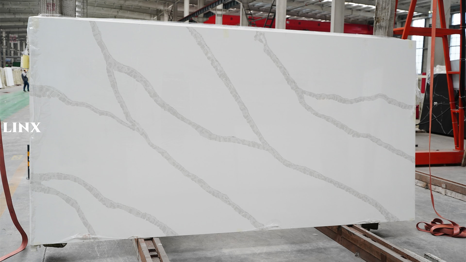 LX6820 CALACATTA WHITE QUARTZ STONE 1 LINX SURFACES