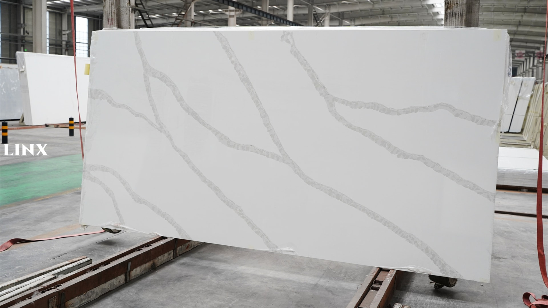 LX6820 CALACATTA WHITE QUARTZ STONE 2 LINX SURFACES