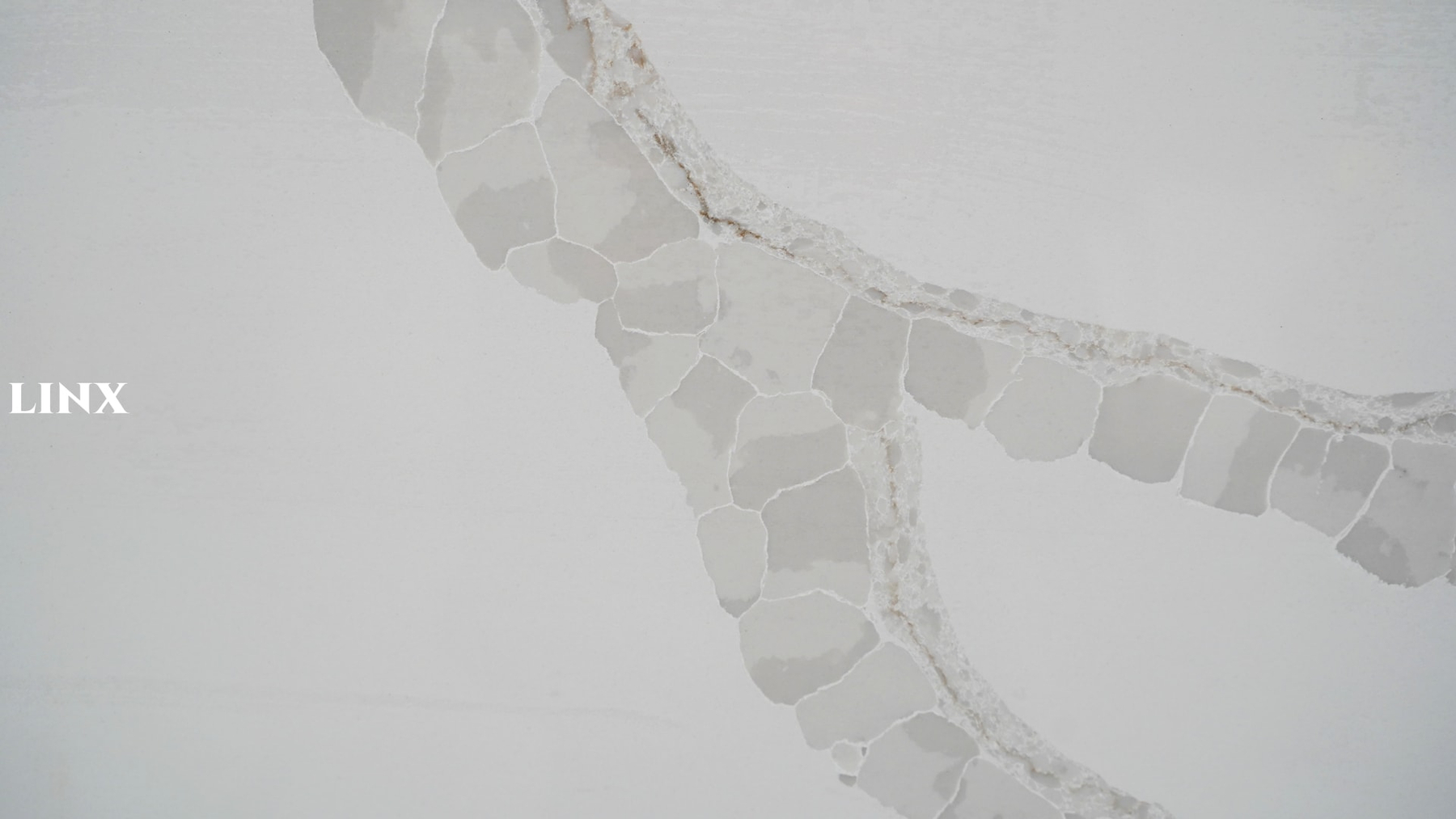 LX6820 CALACATTA WHITE QUARTZ STONE CLOSE UP 2 LINX SURFACES
