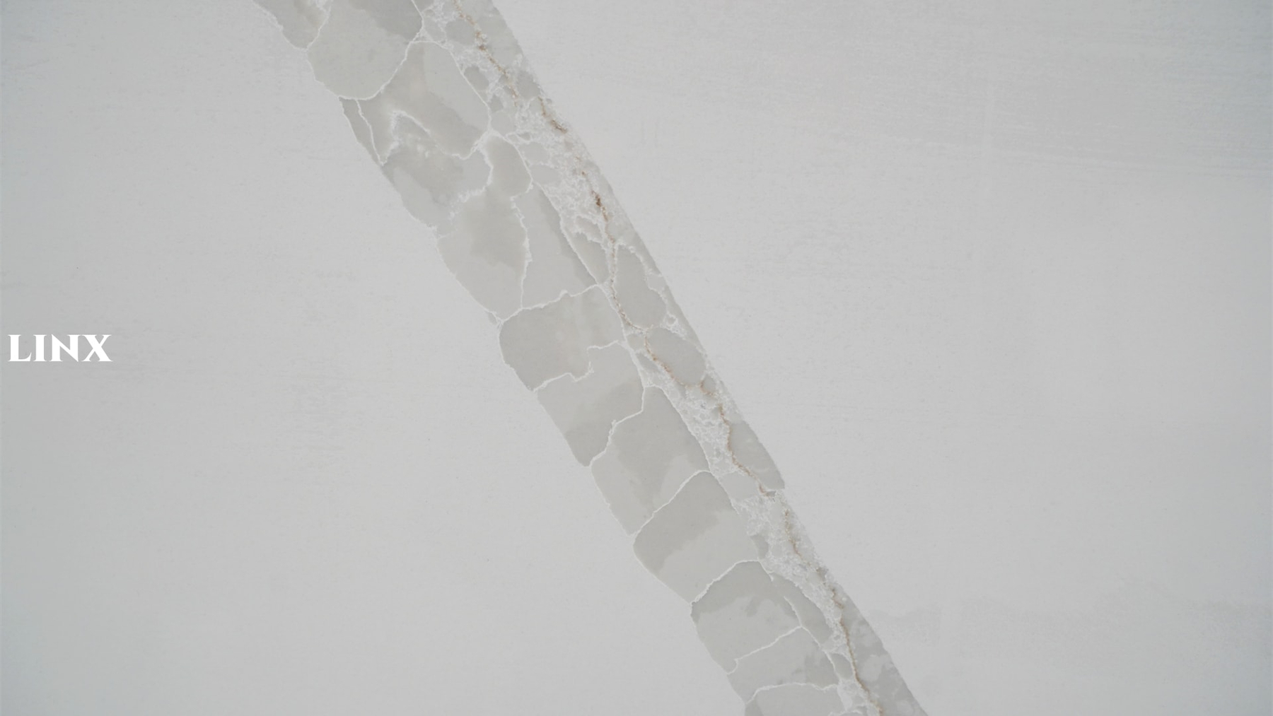 LX6820 CALACATTA WHITE QUARTZ STONE CLOSE UP 3 LINX SURFACES