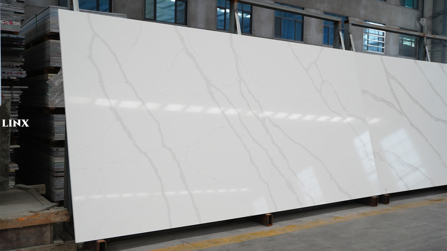 LX6824 CALACATTA WHITE QUARTZ STONE 1 LINX SURFACES