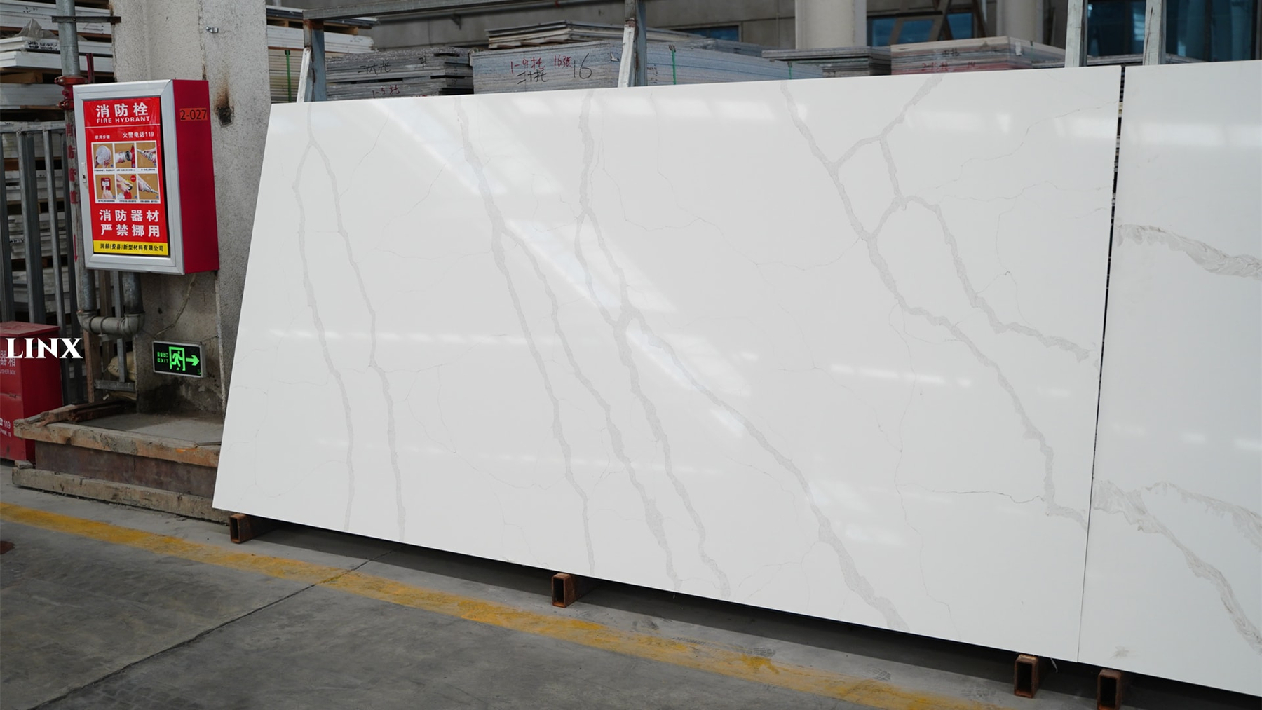 LX6824 CALACATTA WHITE QUARTZ STONE 2 LINX SURFACES