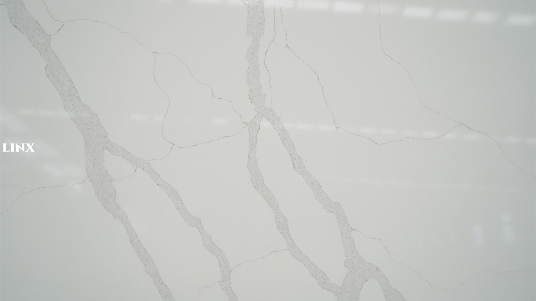 LX6824 CALACATTA WHITE QUARTZ STONE CLOSE UP 1 LINX SURFACES